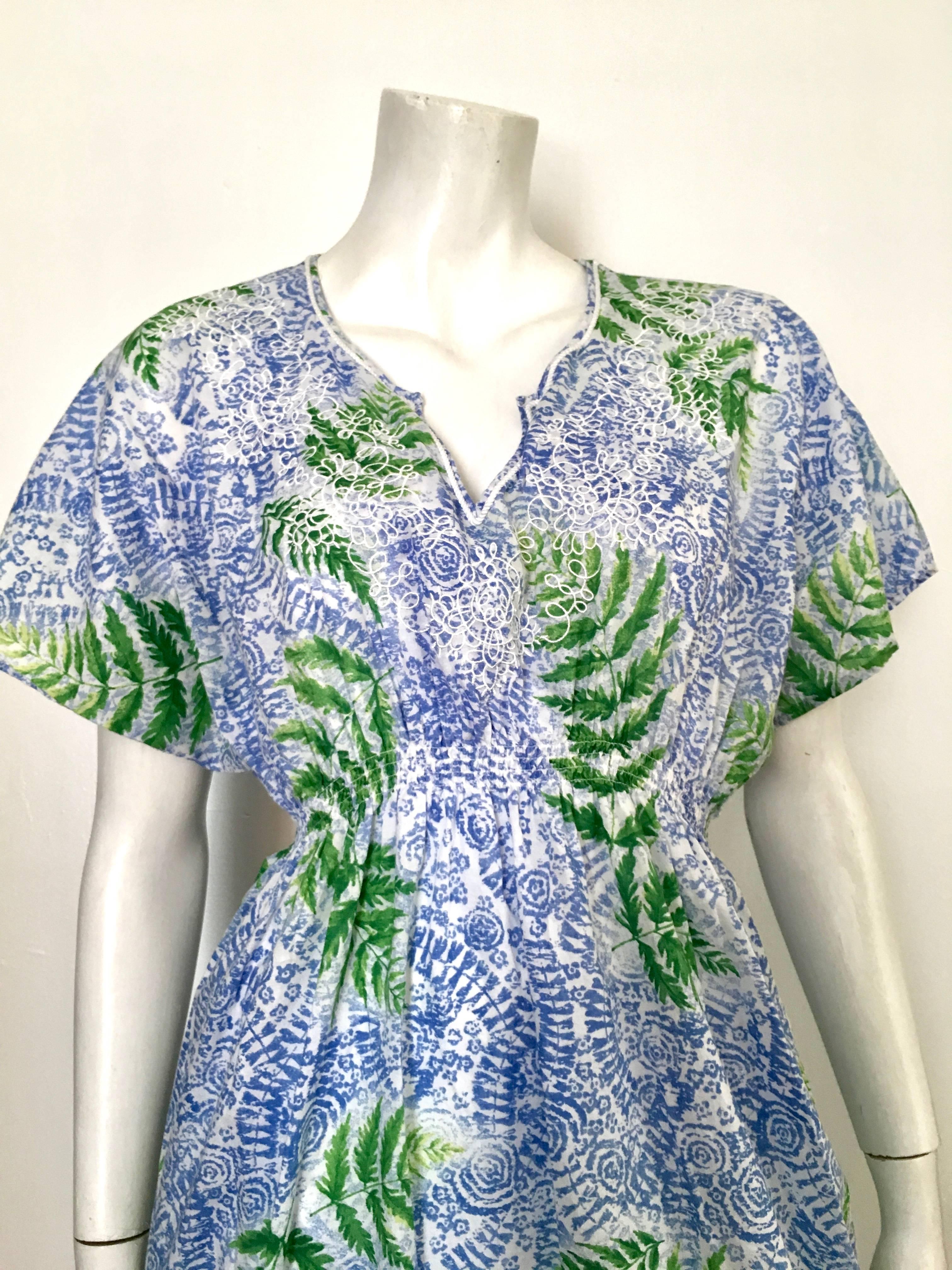 Oscar de la Renta cotton fern pattern short sleeve day dress with pockets is a size medium. Elastic waistband allows for some extra stretch. This fits perfectly on size 4, Matilda the Mannequin, but will also fit a size 6. Ladies please grab your