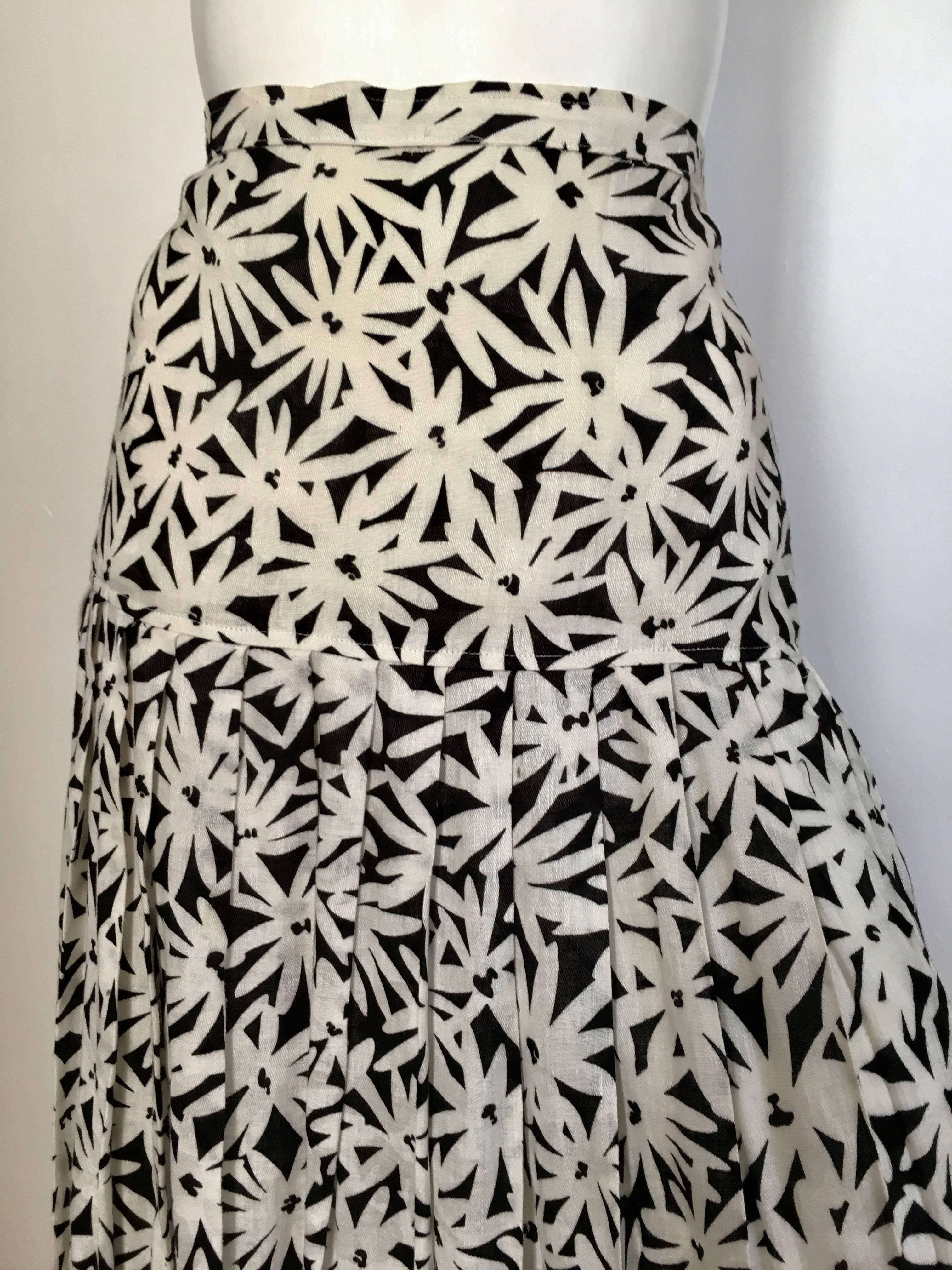 Beige Emanuel Ungaro Linen Black & White Flower Pleated Skirt Size 8. For Sale
