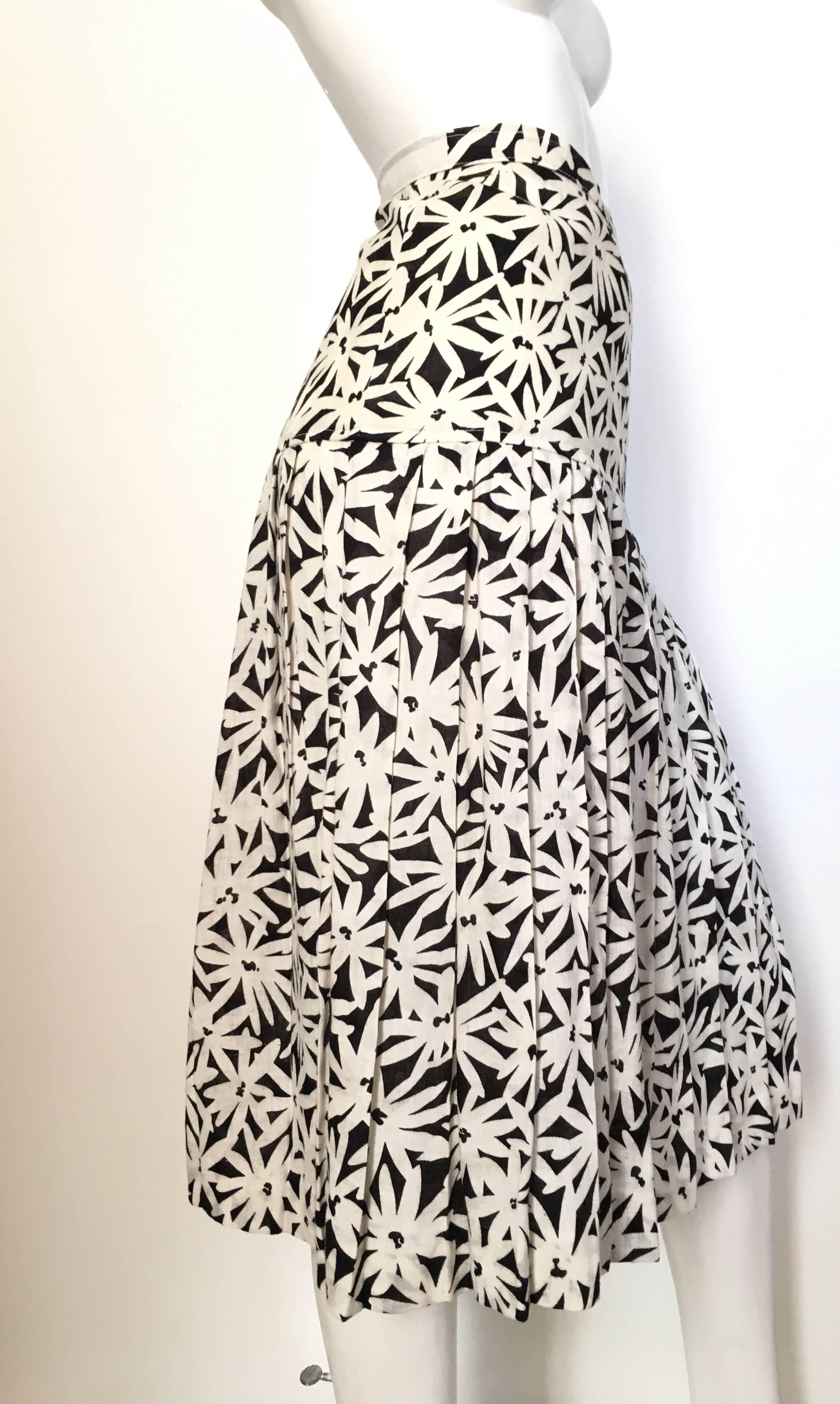 Emanuel Ungaro Linen Black & White Flower Pleated Skirt Size 8. In Excellent Condition For Sale In Atlanta, GA