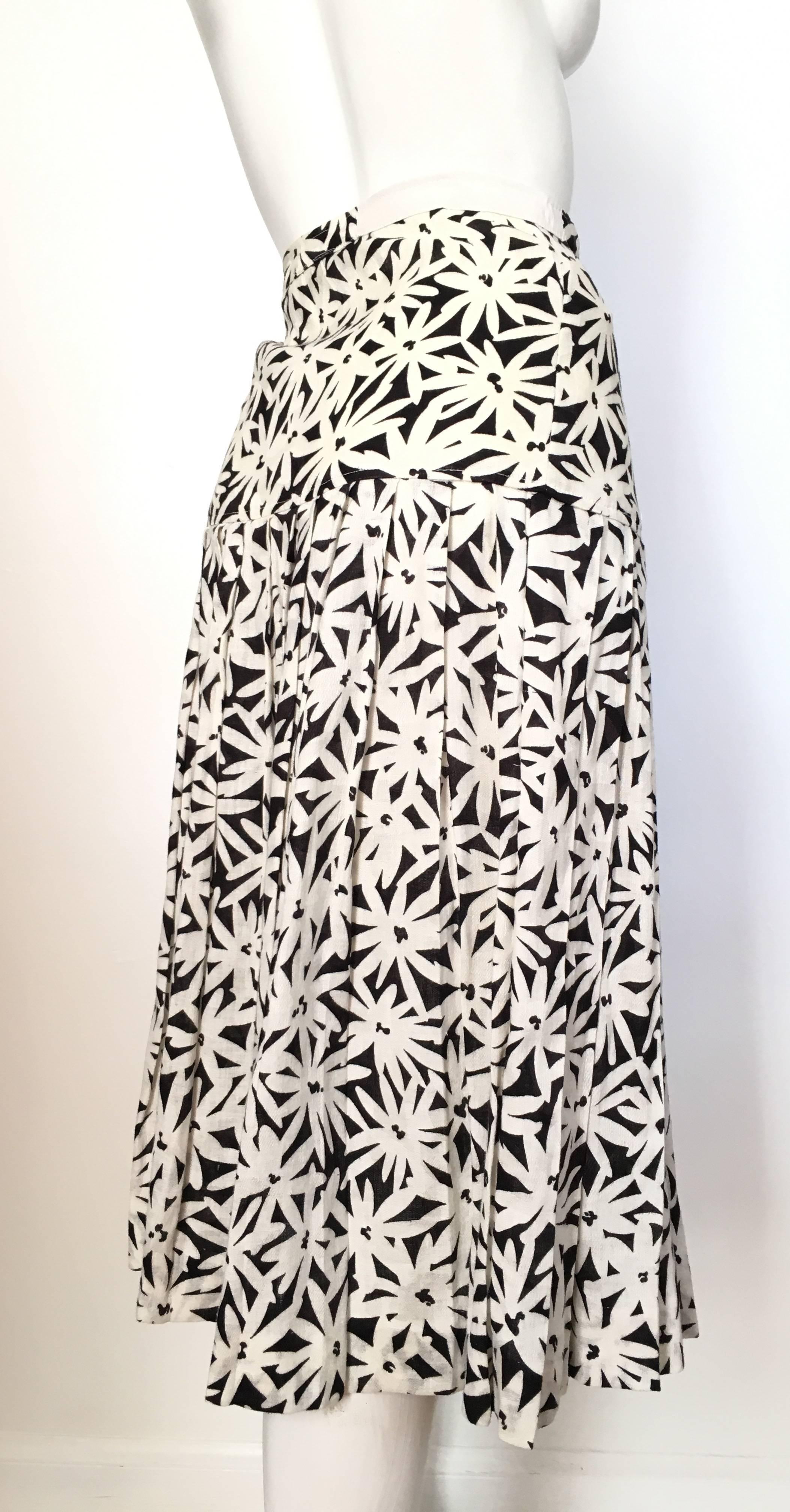 Women's or Men's Emanuel Ungaro Linen Black & White Flower Pleated Skirt Size 8. For Sale