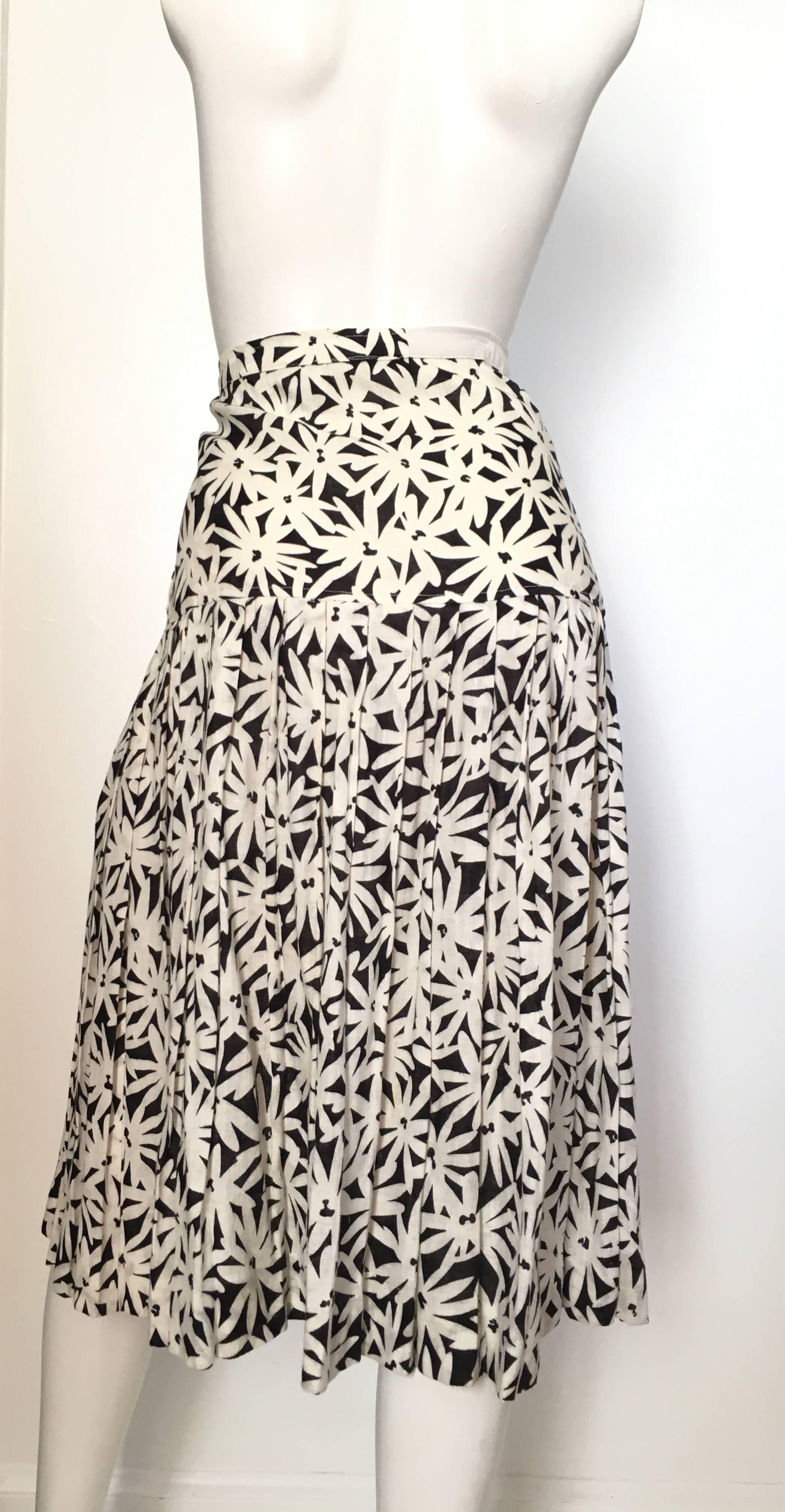Emanuel Ungaro Linen Black & White Flower Pleated Skirt Size 8. For Sale 1