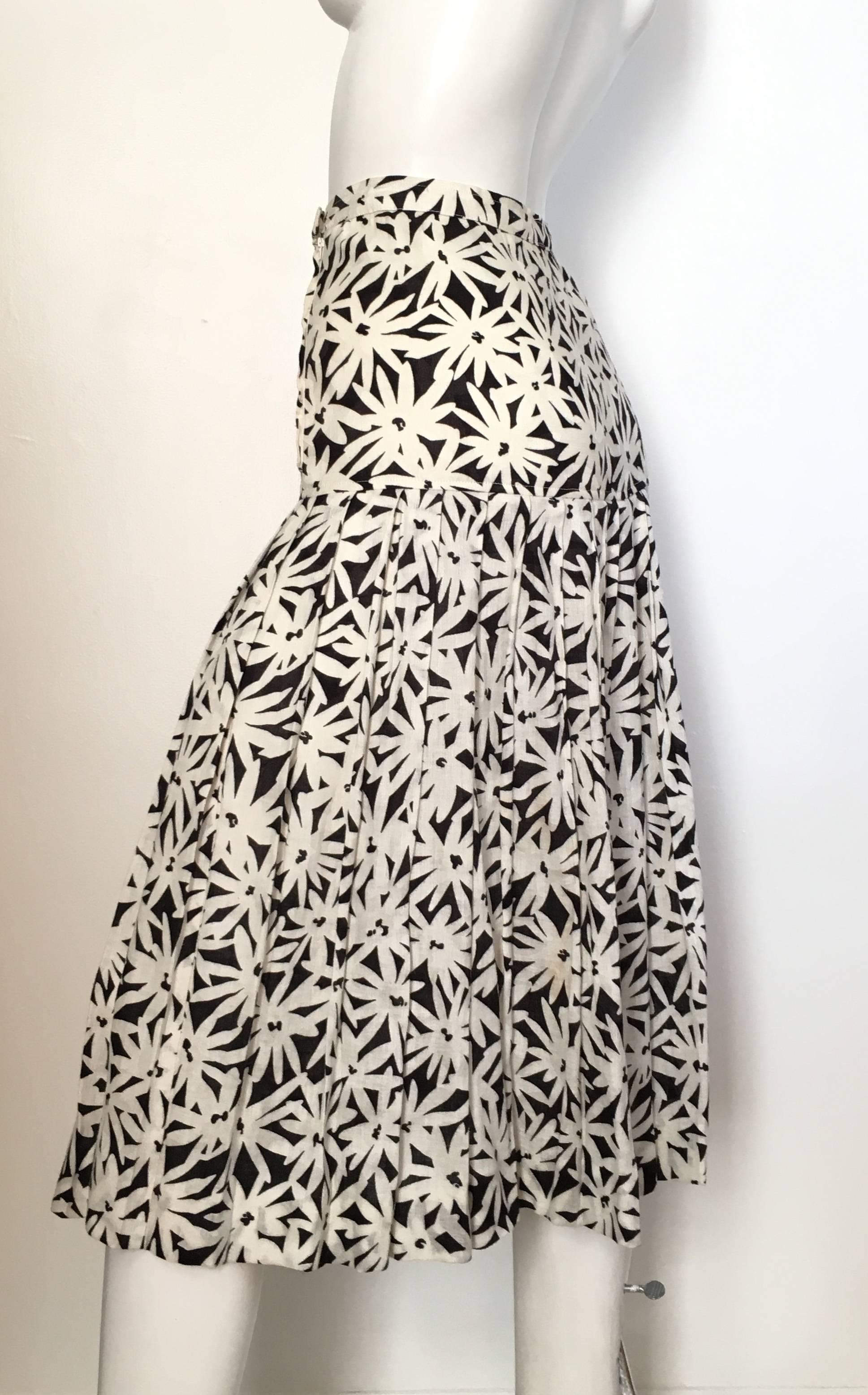 Emanuel Ungaro Linen Black & White Flower Pleated Skirt Size 8. For Sale 2