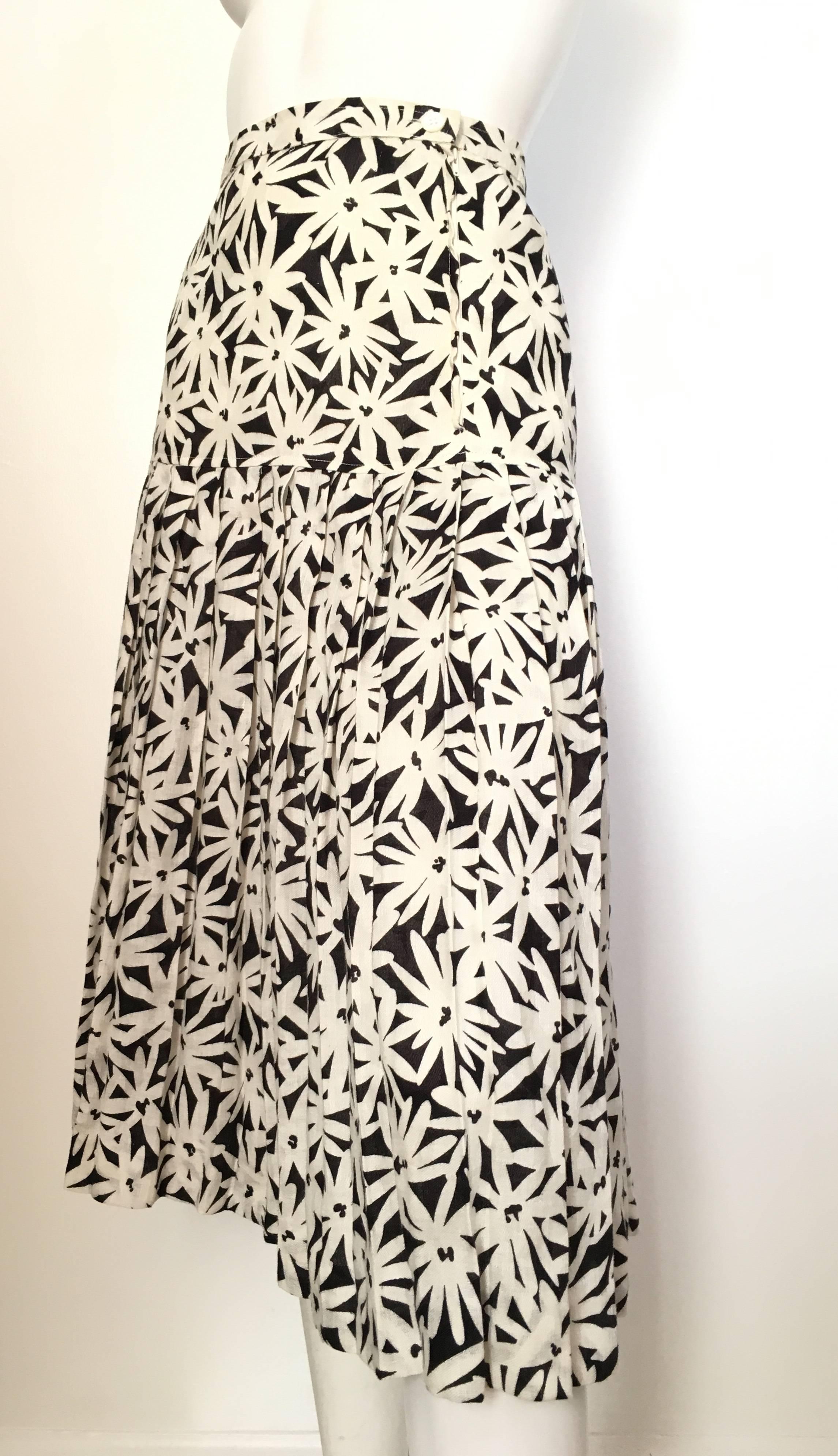 Emanuel Ungaro Linen Black & White Flower Pleated Skirt Size 8. For Sale 3