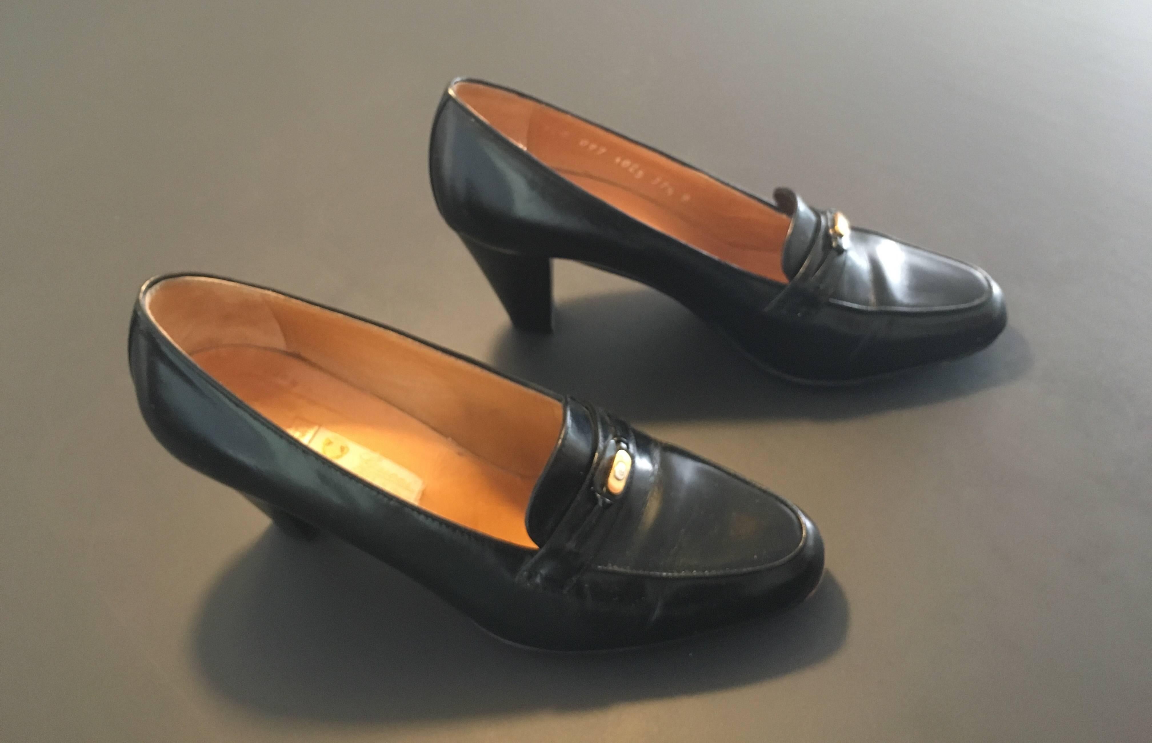 Gucci Black Leather Heeled Loafers Size 37.1/2 B. In Excellent Condition For Sale In Atlanta, GA