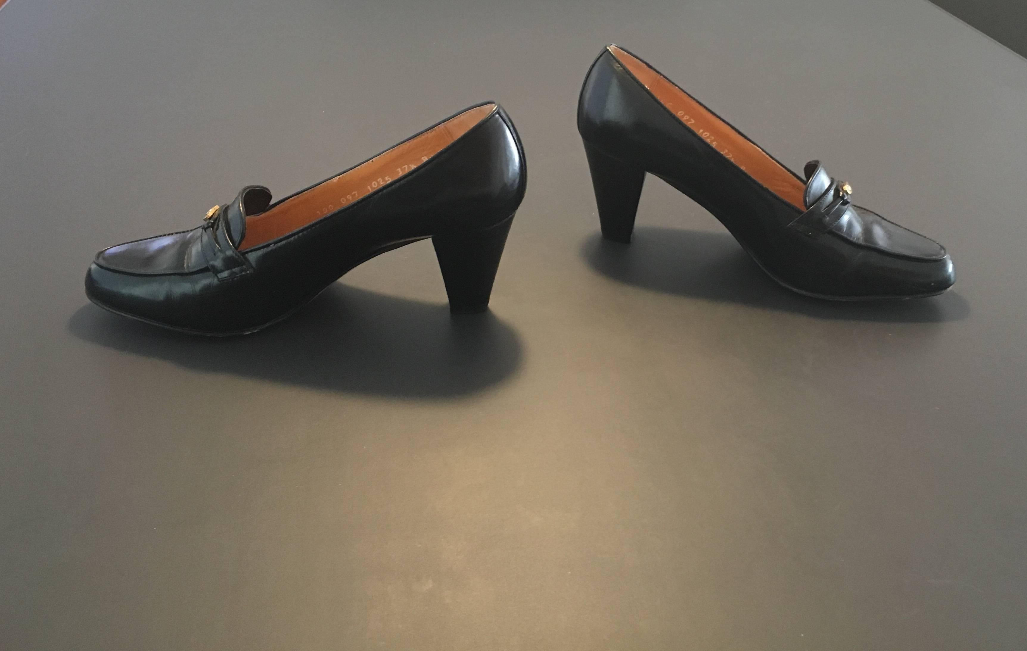Women's or Men's Gucci Black Leather Heeled Loafers Size 37.1/2 B. For Sale