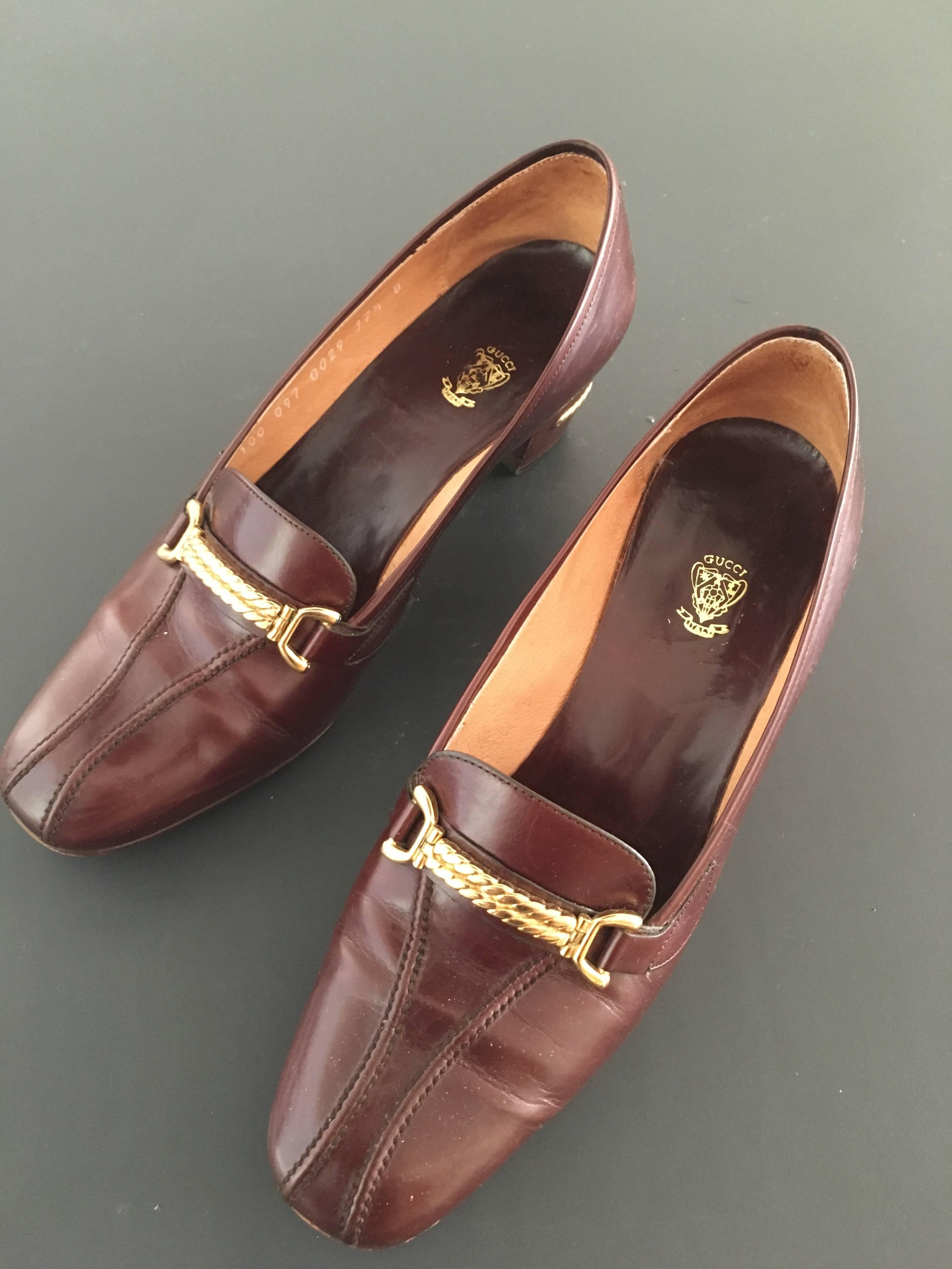 Gucci Brown Leather Heeled Loafer with Gold Braid Buckle Size 37.1/2 B. In Excellent Condition In Atlanta, GA