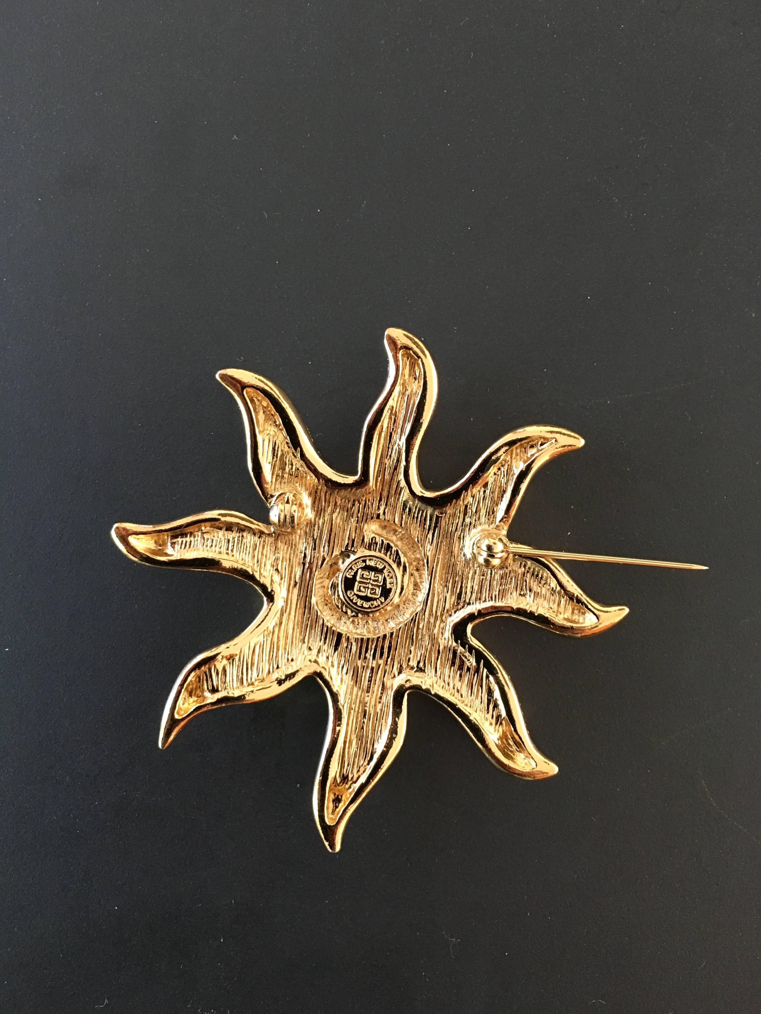 Givenchy gold swirl star pin / brooch. A stylish pin / brooch such as this one can be worn in so many ways...  This whimsical abstract star design is forever chic.
Measurements are:
2.5" diameter.
