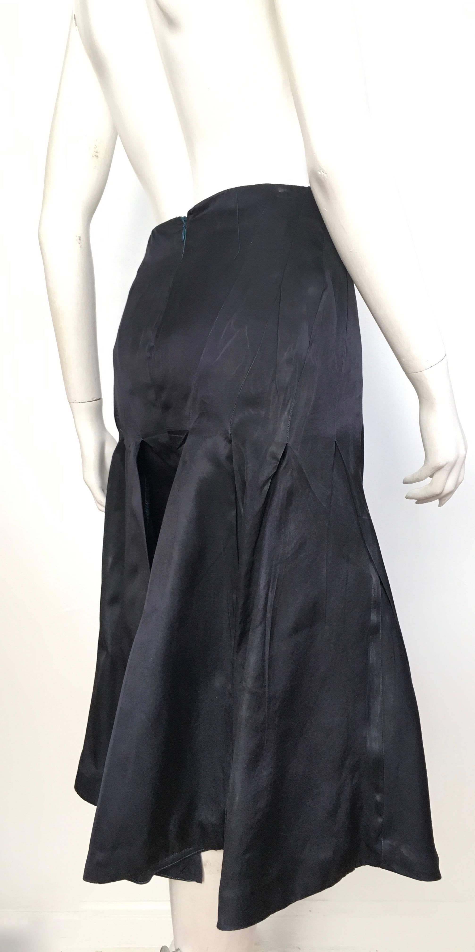 Alexander McQueen Navy Silk Skirt Size 6 / 44.  In Excellent Condition For Sale In Atlanta, GA