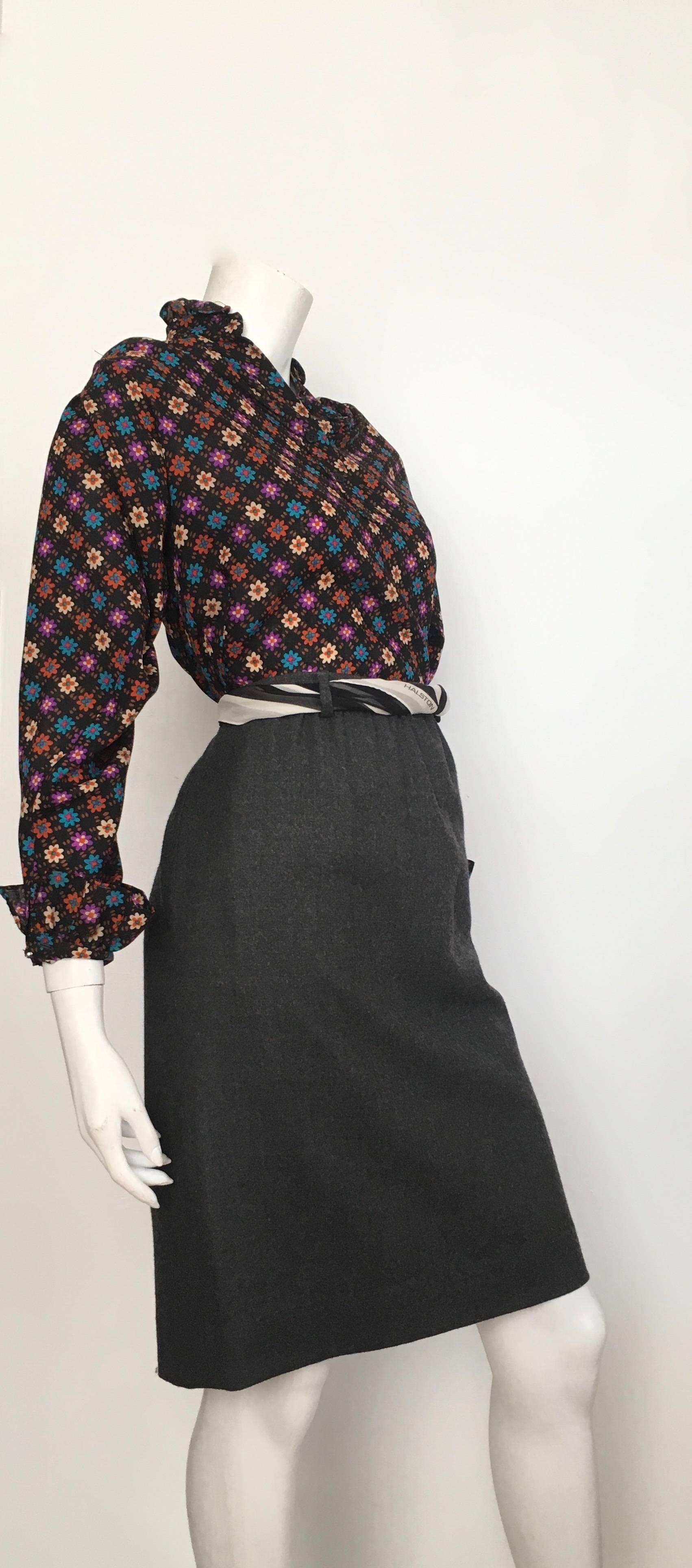Valentino Grey Wool Pencil Skirt with Pockets Size 10 / 46. In Excellent Condition For Sale In Atlanta, GA