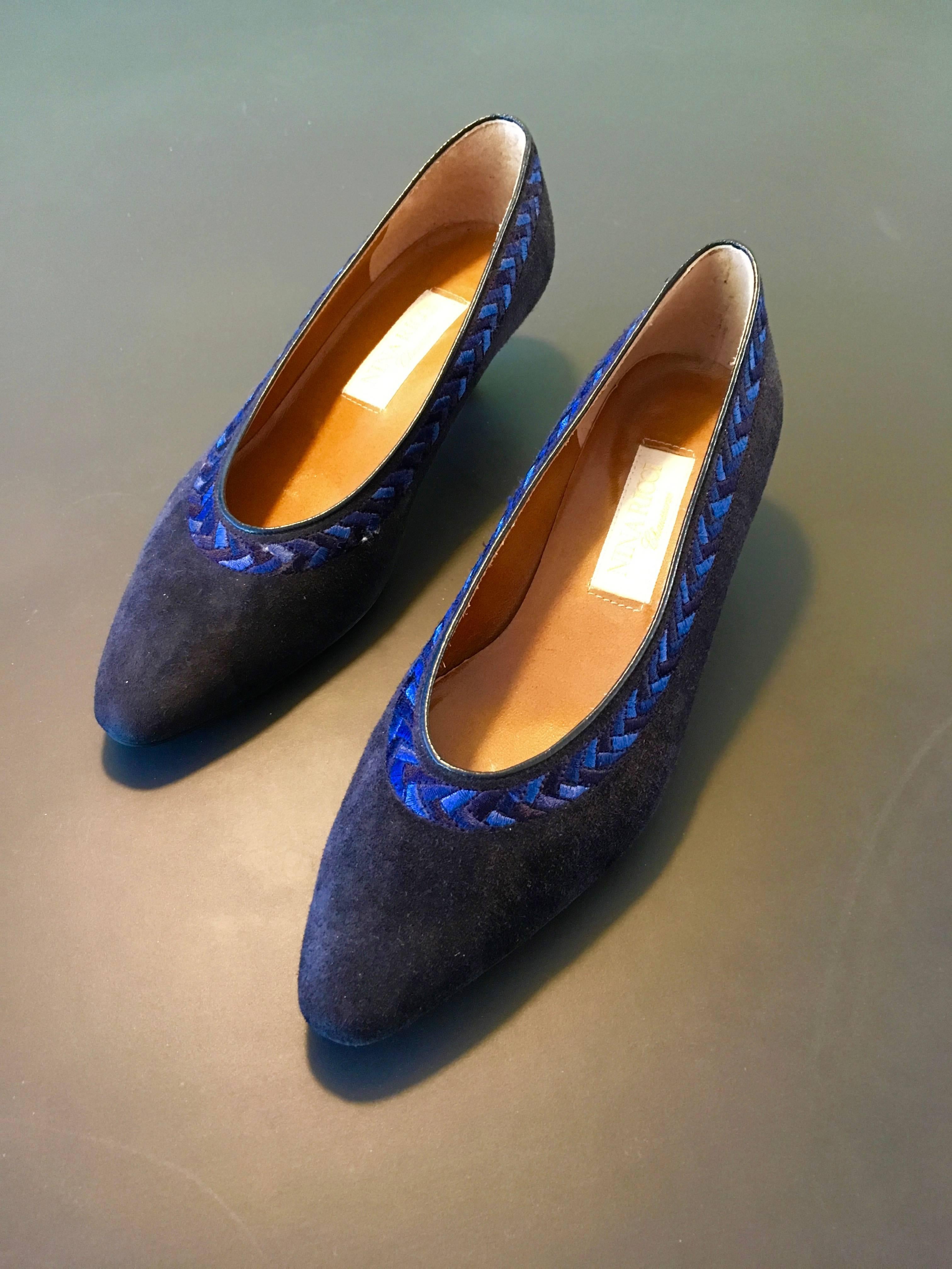 Nina Ricci Chaussures navy suede low heel slip on shoe is a size 6.  Never worn. Classic design to be worn & enjoyed with your vintage Chanel pants or your YSL skirt.

1.3/4
