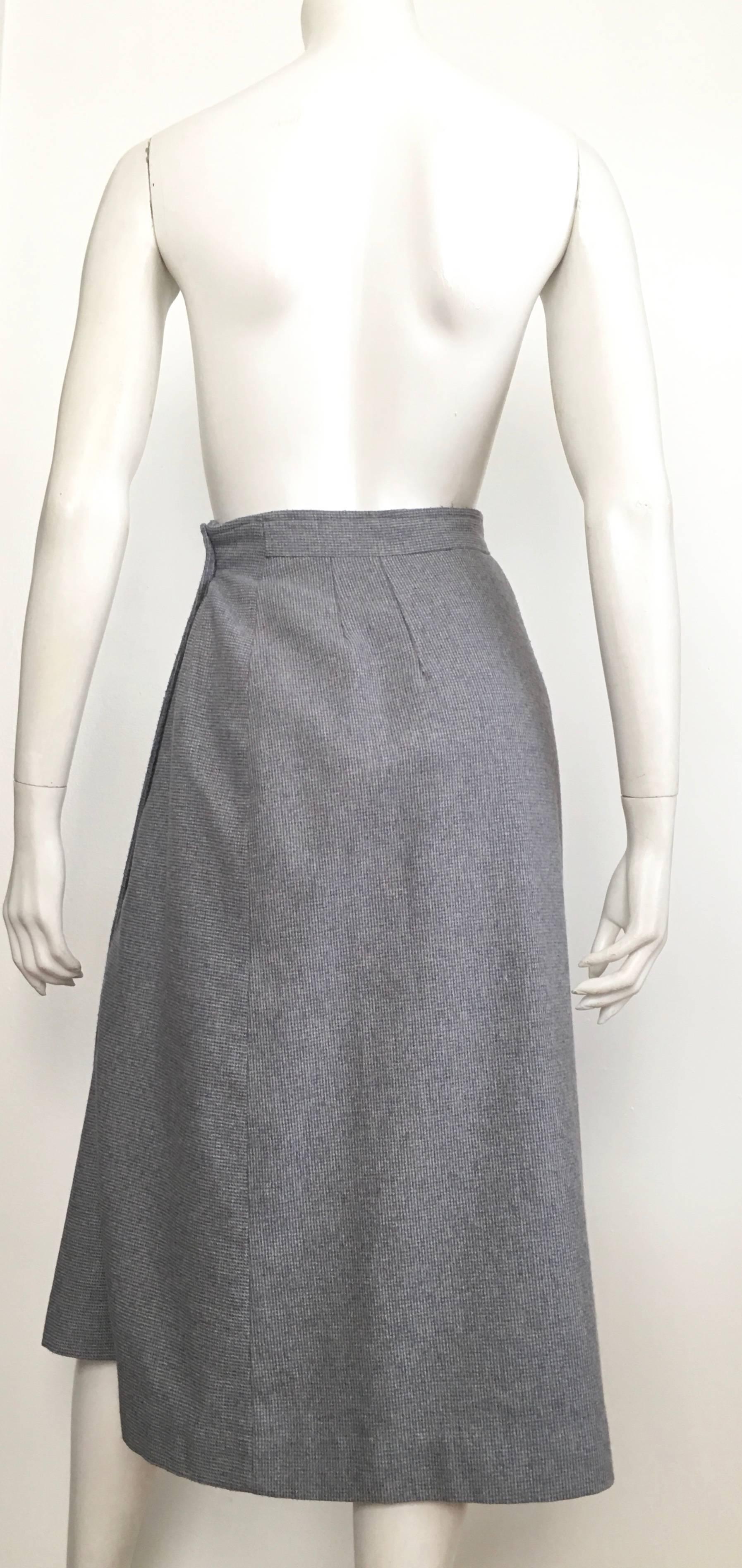 Intuitions by Maurice Antaya Wool Houndstooth Wrap Skirt Size 4.  In Excellent Condition For Sale In Atlanta, GA