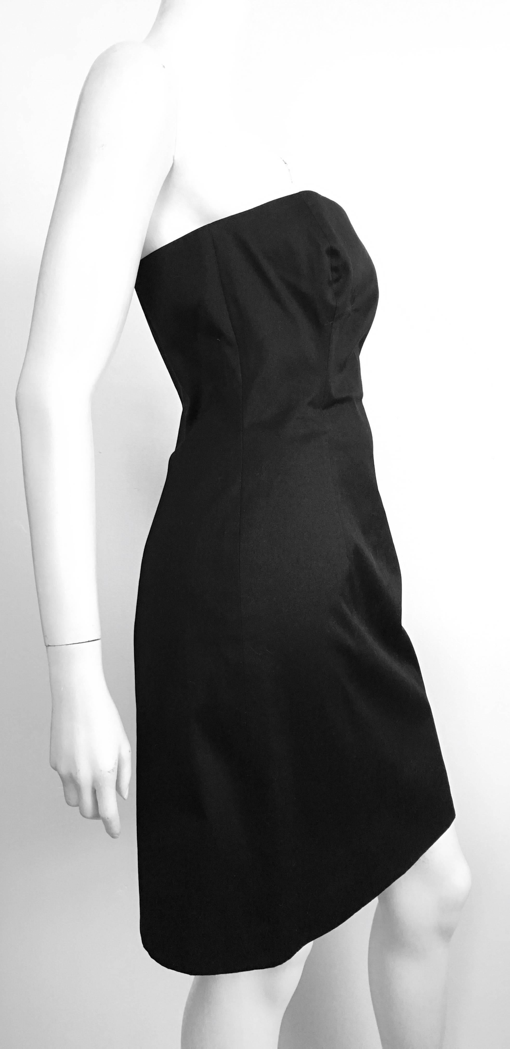 Michael Kors Strapless Cotton Black Cocktail Dress Size 4 / 6. Made in Italy. In Excellent Condition For Sale In Atlanta, GA