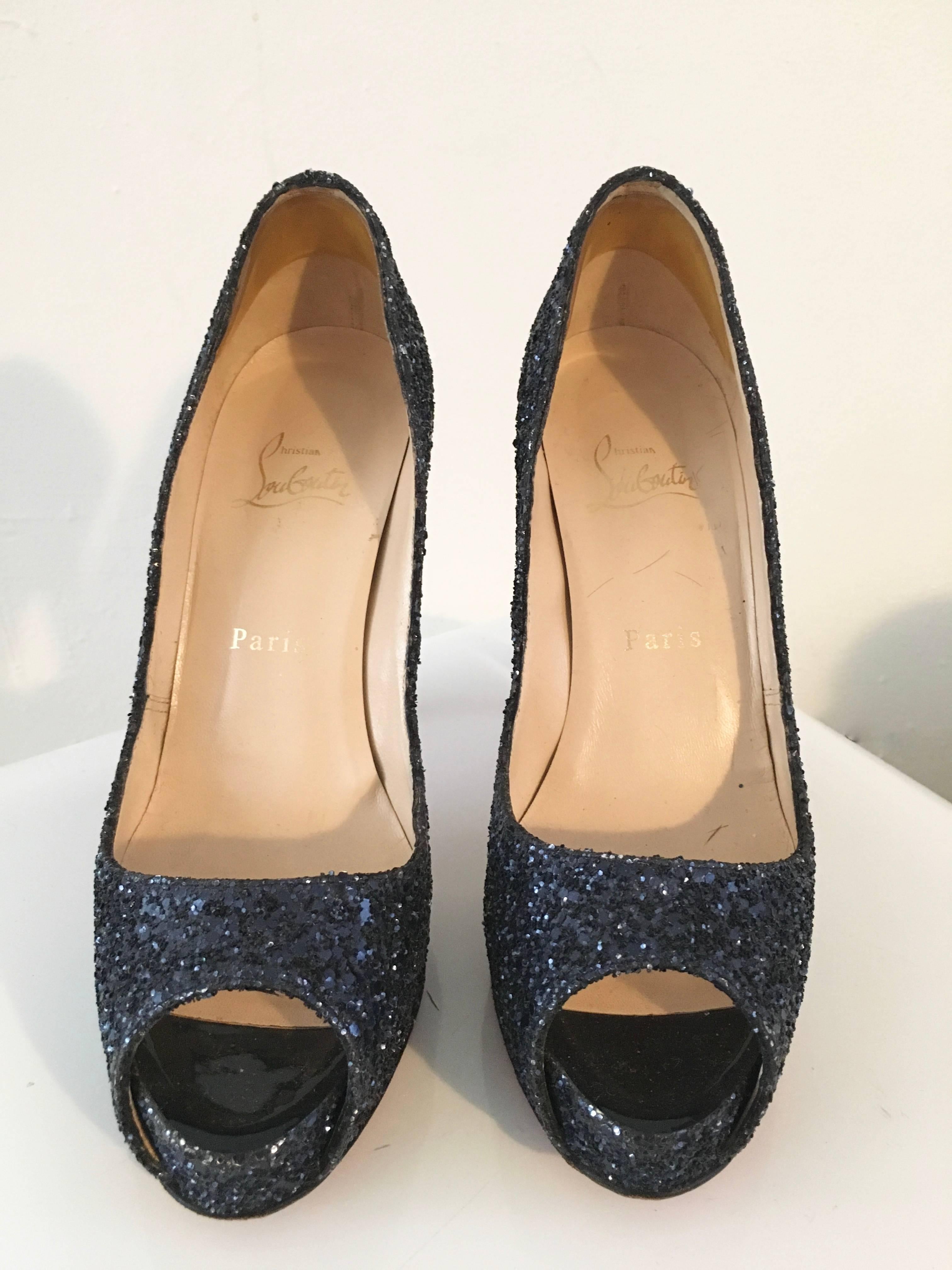 Louboutin Paris navy glitter peep toe platform high heels size 37. 1/2
Perfect to wear with your Dior jeans, YSL halter dress or your vintage Versace pant suit.
These shoes say 