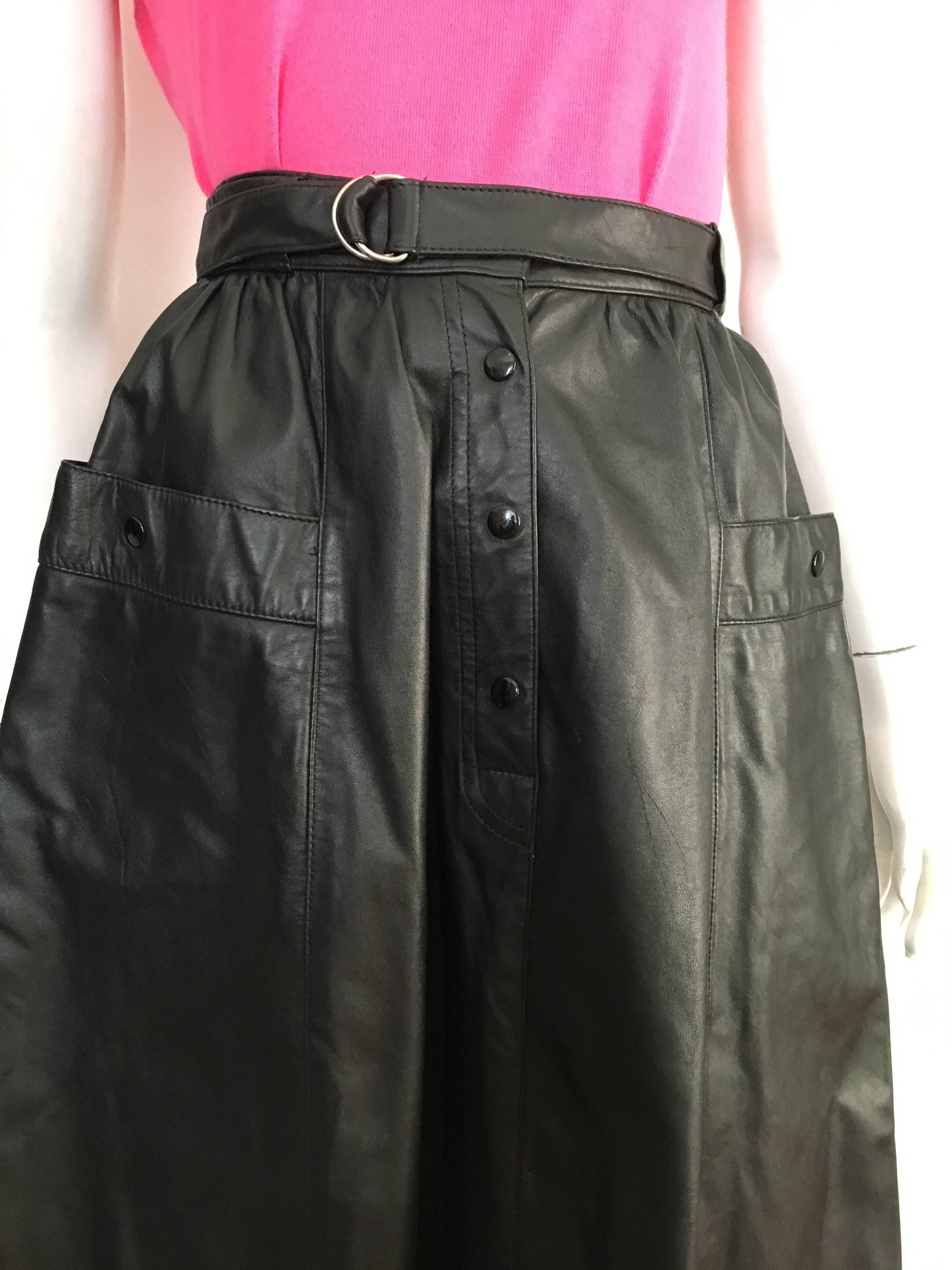 Women's or Men's Saks Fifth Avenue 1980s Black Leather A Line Skirt with Pockets Size 4.  For Sale