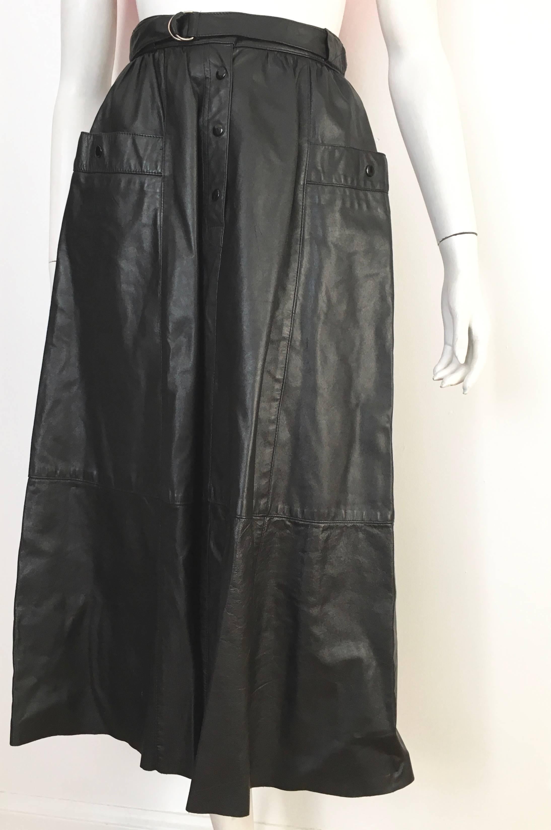 Saks Fifth Avenue 1980s Black Leather A Line Skirt with Pockets Size 4.  In Excellent Condition For Sale In Atlanta, GA