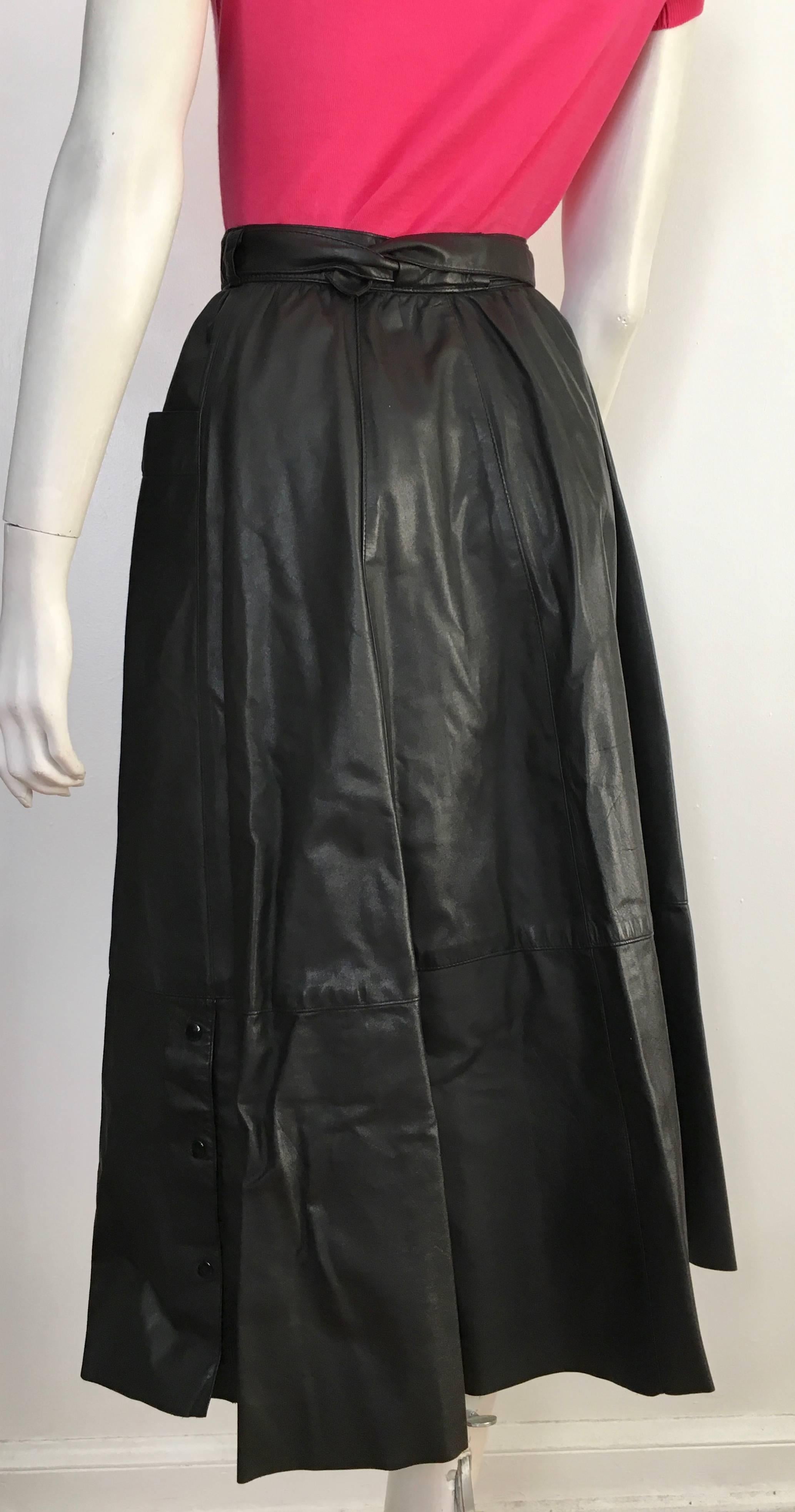 Saks Fifth Avenue 1980s Black Leather A Line Skirt with Pockets Size 4.  For Sale 6