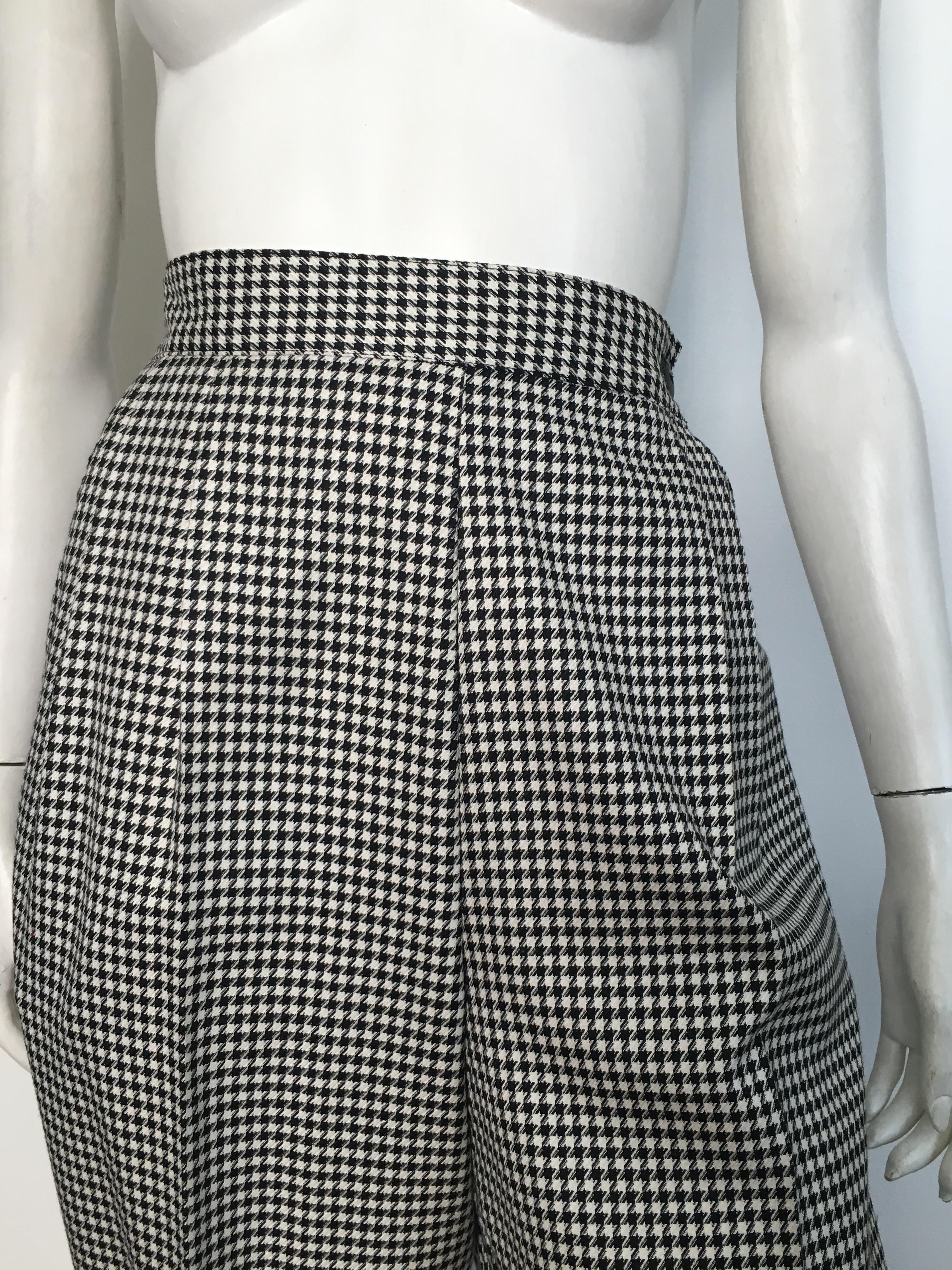 Pierre Cardin 1980s Houndstooth Pleated Pants with Pockets Size 8 / 10.  In Excellent Condition For Sale In Atlanta, GA