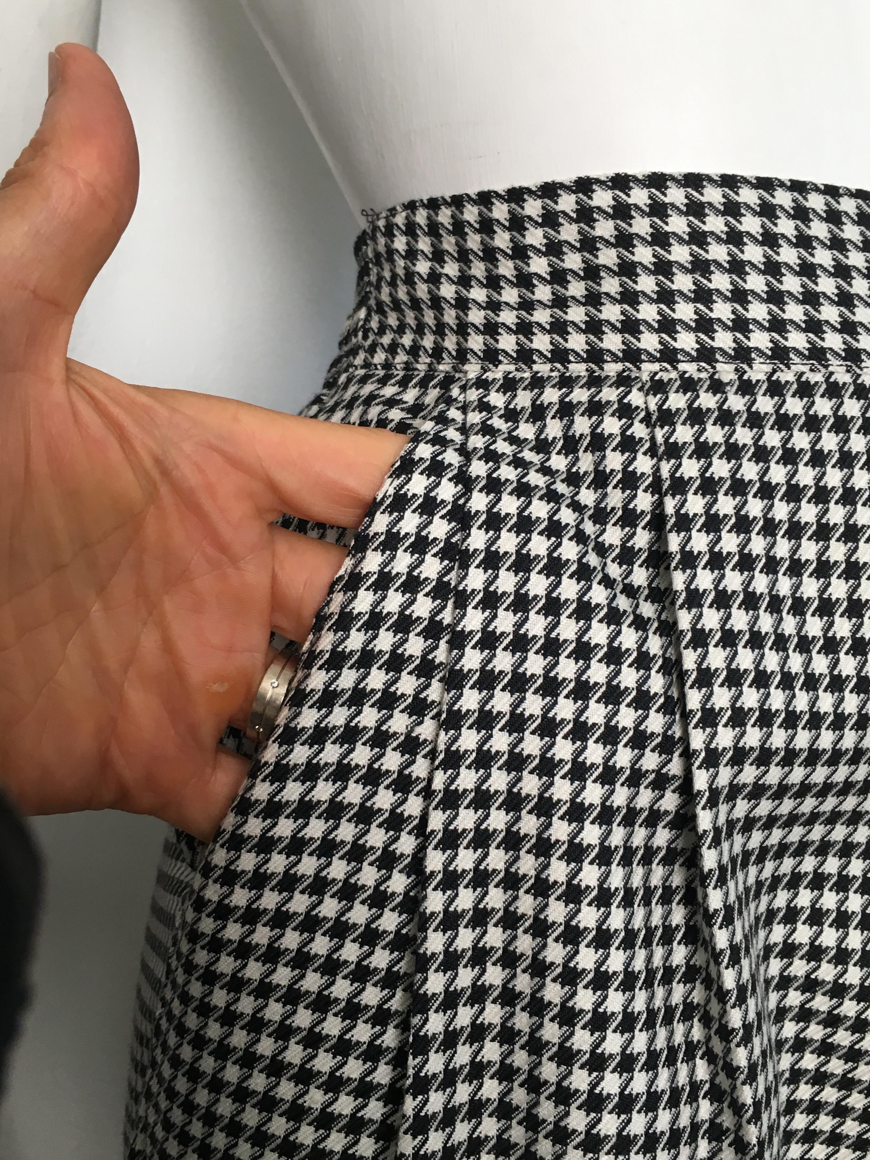 Women's or Men's Pierre Cardin 1980s Houndstooth Pleated Pants with Pockets Size 8 / 10.  For Sale