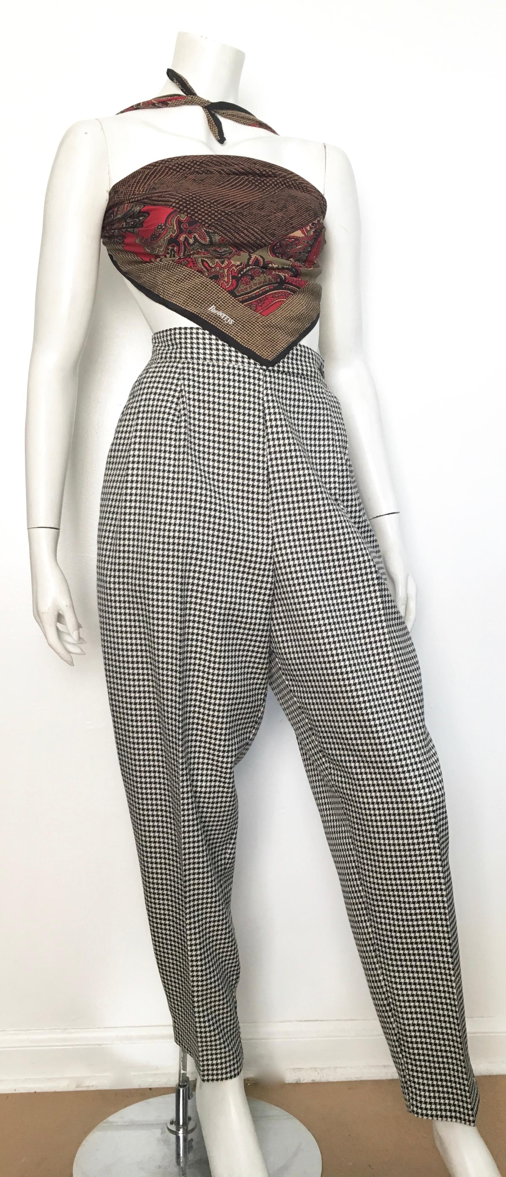 Pierre Cardin 1980s black & white houndstooth print pleated pants with elastic waist band on the backside & pockets is labeled a size 12 but fits more like a 8 / 10.  The waist on these pants go between 28. 1/2
