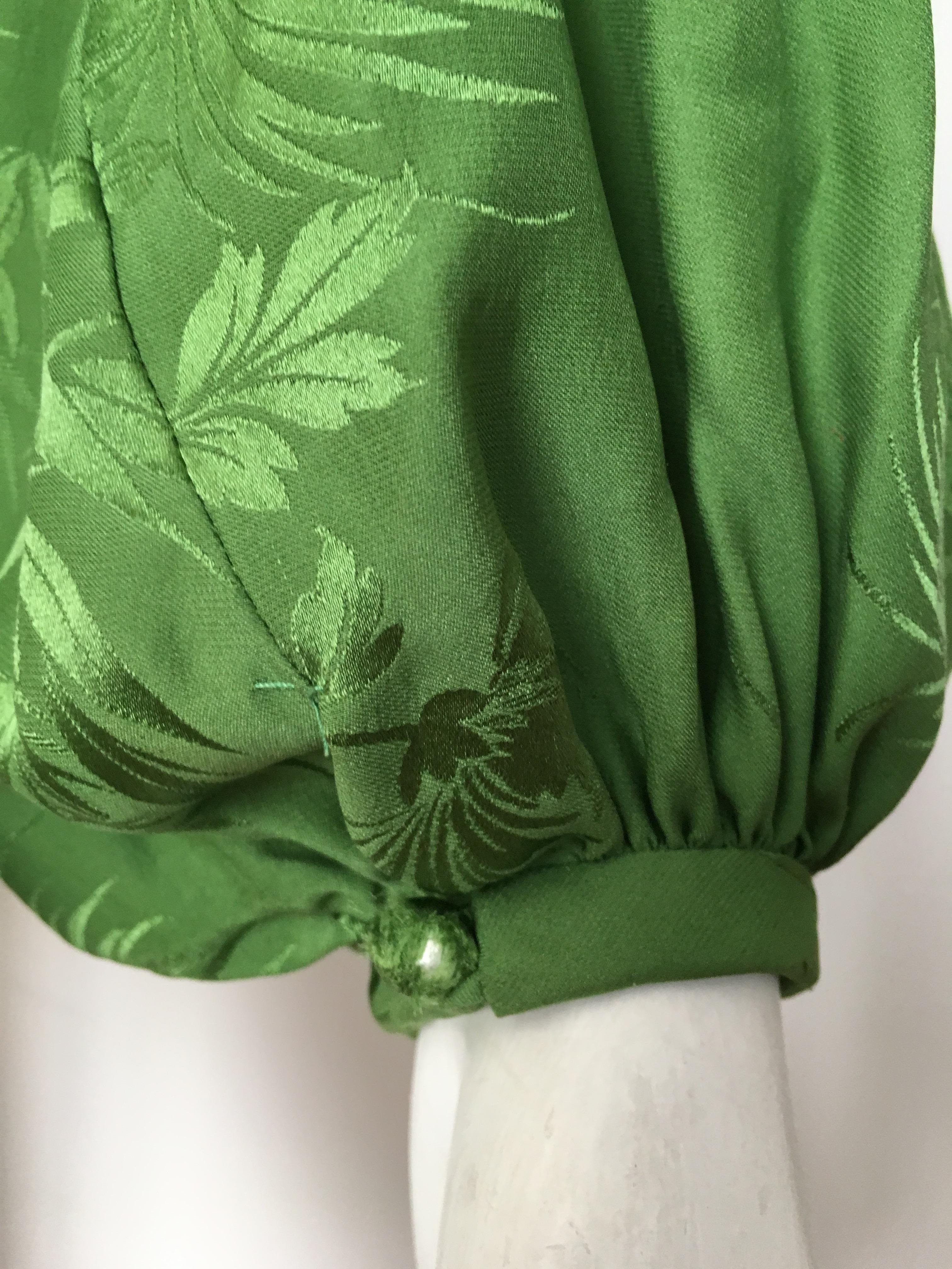 Women's or Men's Malcolm Starr 1970s Green Silk Long Sleeve Blouse Size 6/8. For Sale