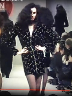 Patrick Kelly 1988 Combinaison jupe en velours noir 'Nail' Taille 4.