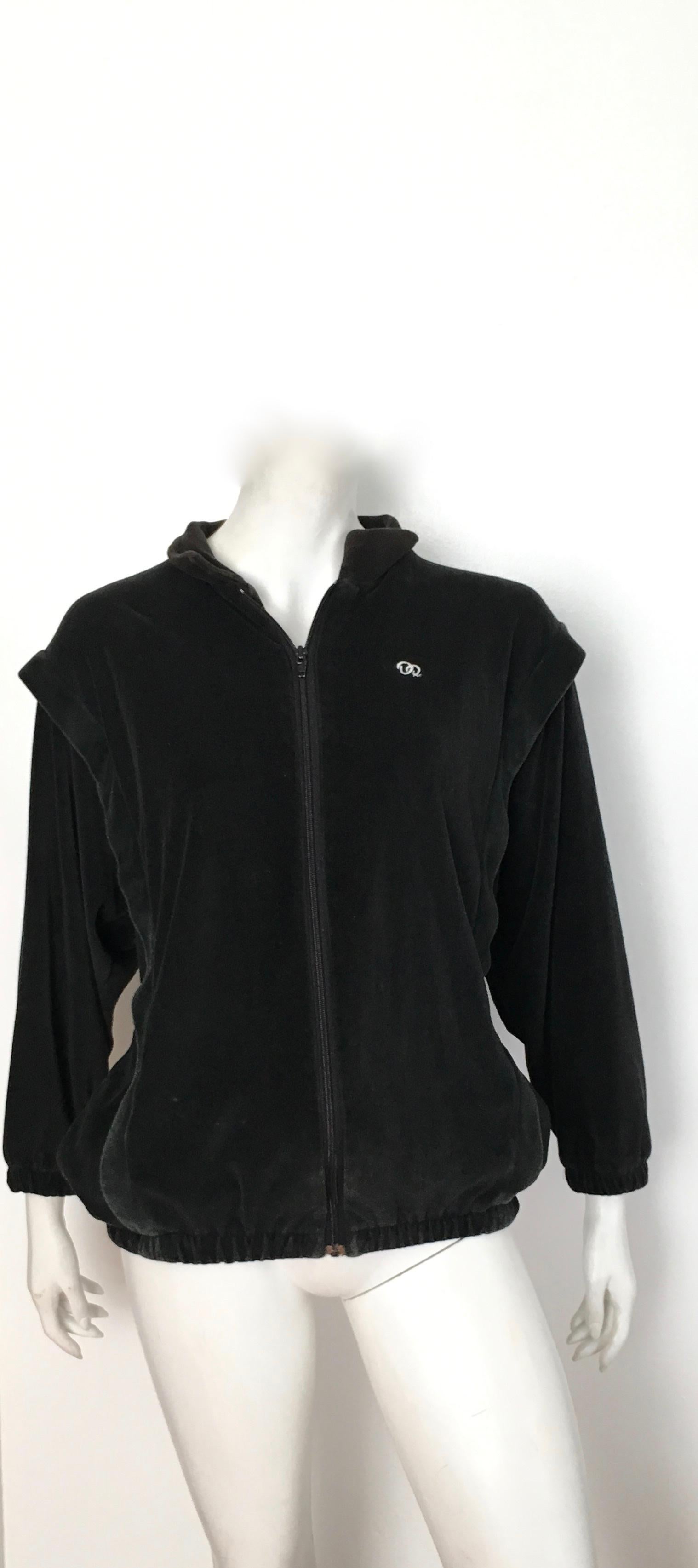 Oscar de la Renta Active 1980s black velour zipper activewear jacket with pockets is a size medium.  Matilda the Mannequin is wearing this activewear jacket and Matilda is a size 4.  In my opinion this will fit a size 4, 6 & 8 but you be the judge. 