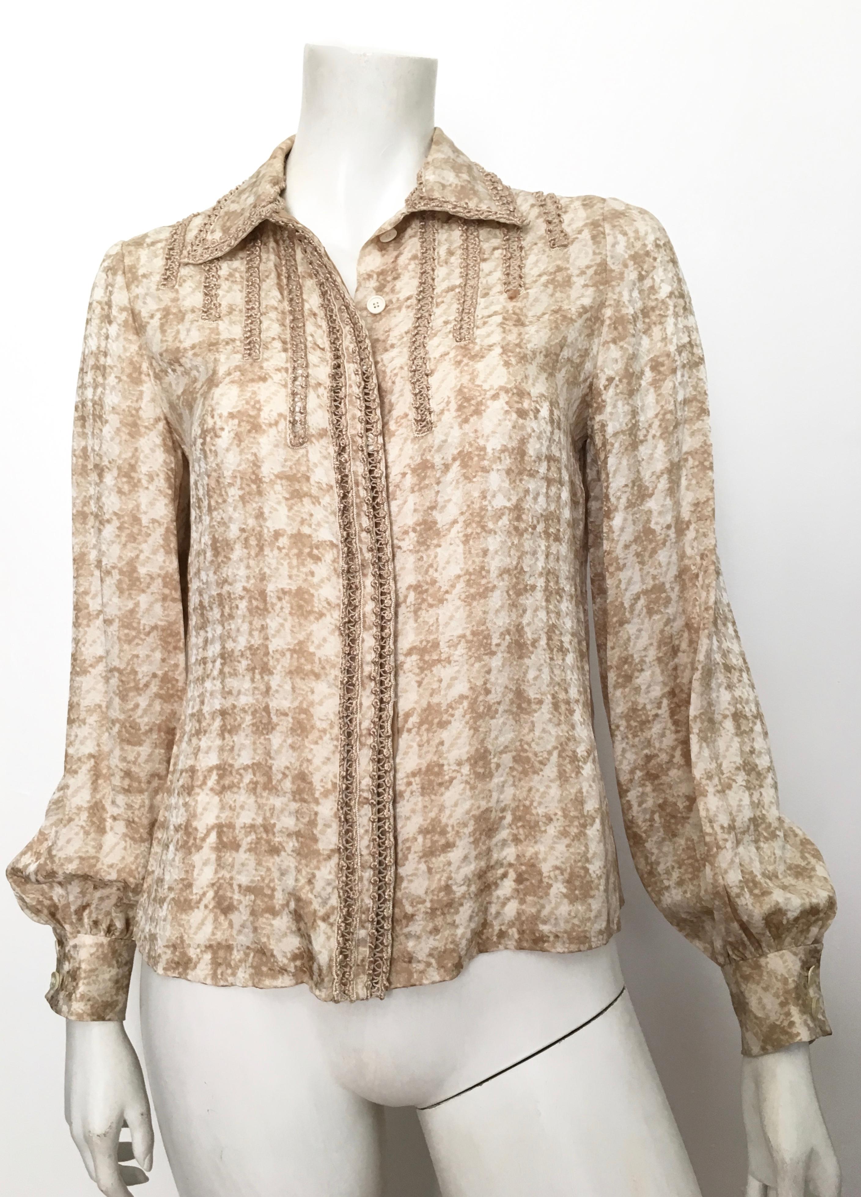 Raffaella Curiel silk houndstooth pattern long sleeve blouse is a size 6.  Gorgeous trim around collar, neckline & placket of blouse. Wear this blouse with your 1980s Calvin Klein jeans or your Patrick Kelly skirt.
Measurements are:
39