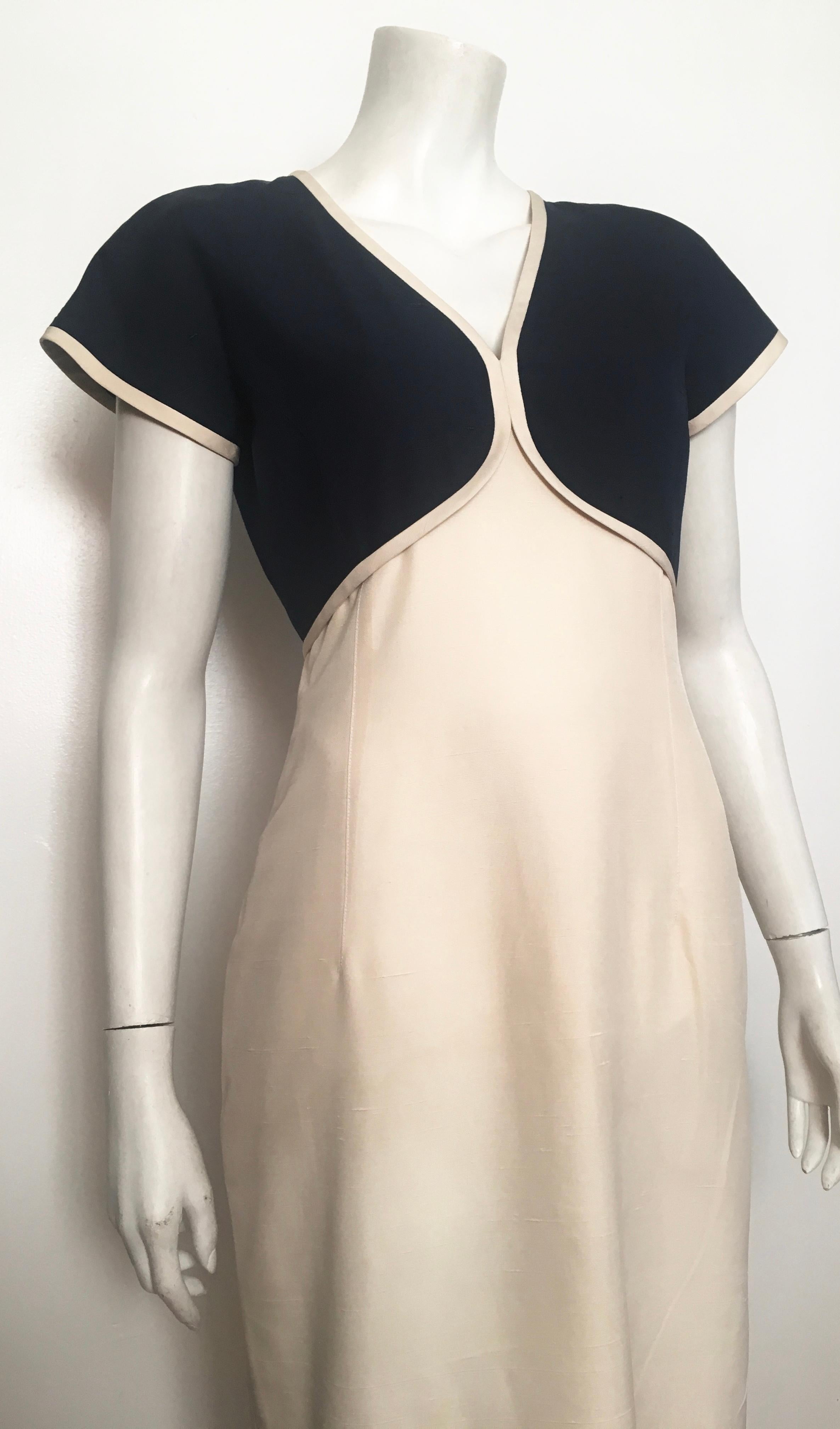 Valentino 1980s Silk Short Sleeve Navy & Cream Dress Size 6. In Excellent Condition For Sale In Atlanta, GA