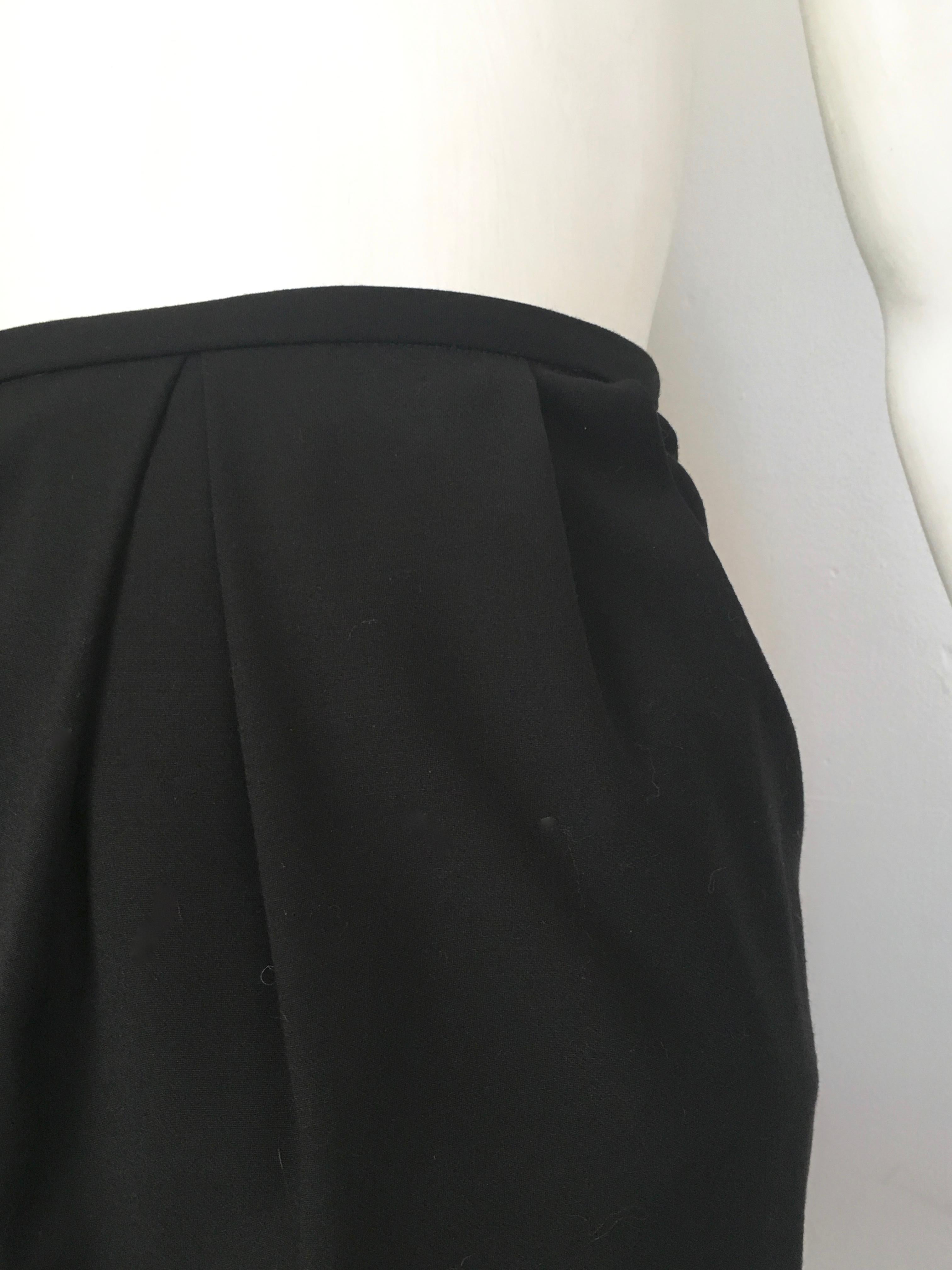 Gianfranco Ferre 1980s Black Short Skirt Size 0. In Excellent Condition For Sale In Atlanta, GA