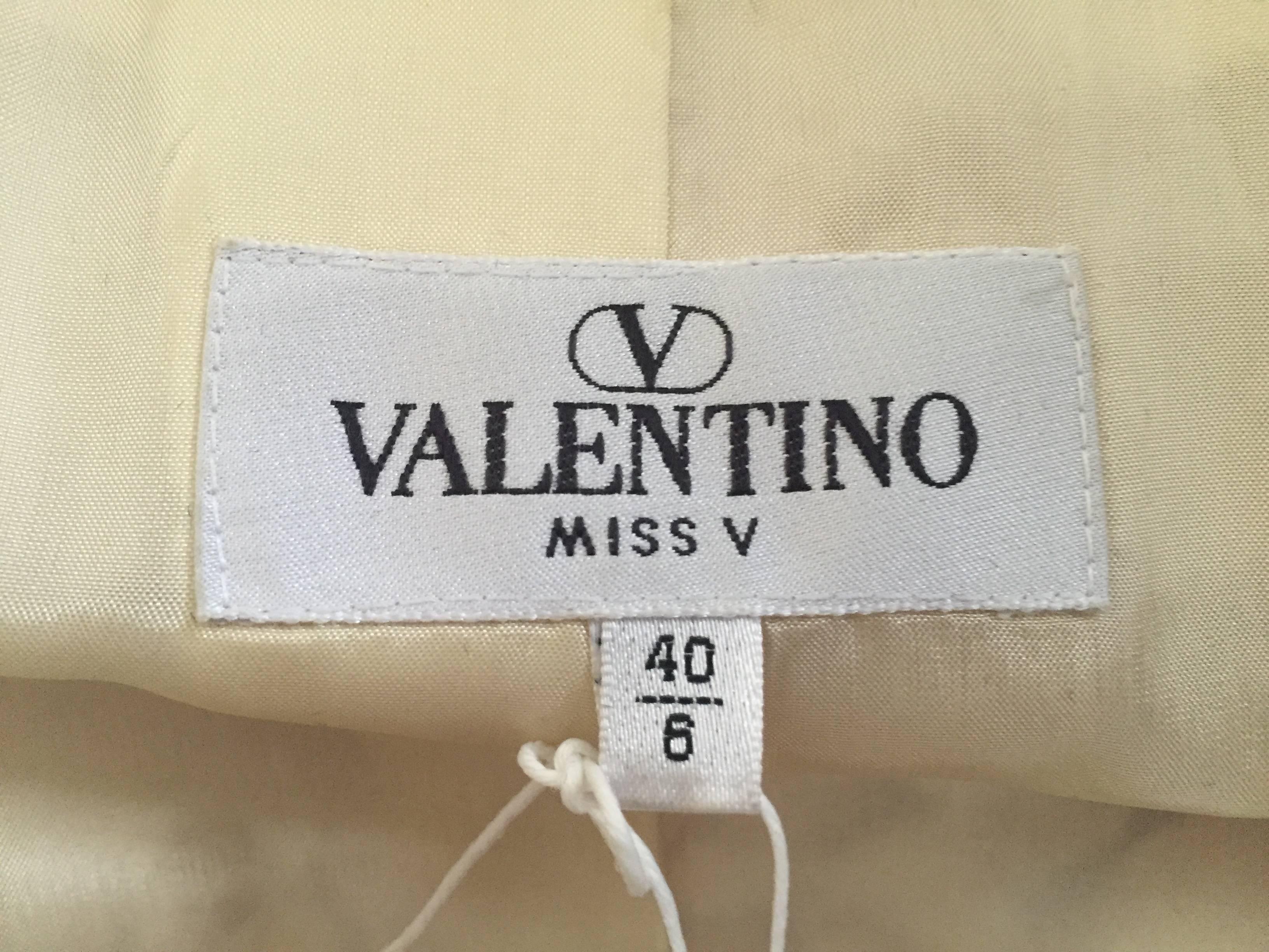 Valentino Silk Rose Pattern Collarless Jacket Size 6, 1990s  For Sale 3