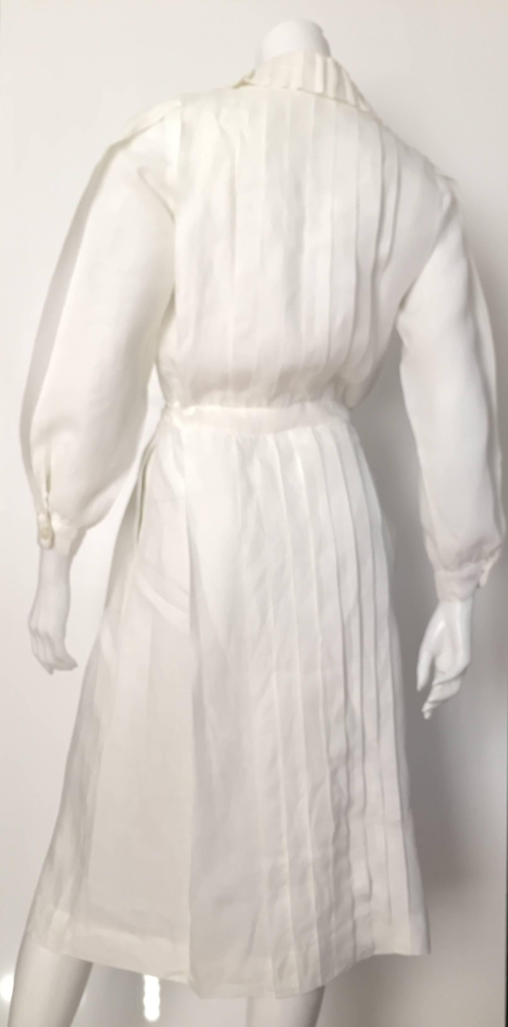 Laura Biagiotti for Bonwit Teller 80s white linen dress size 4 / 6.  In Good Condition For Sale In Atlanta, GA