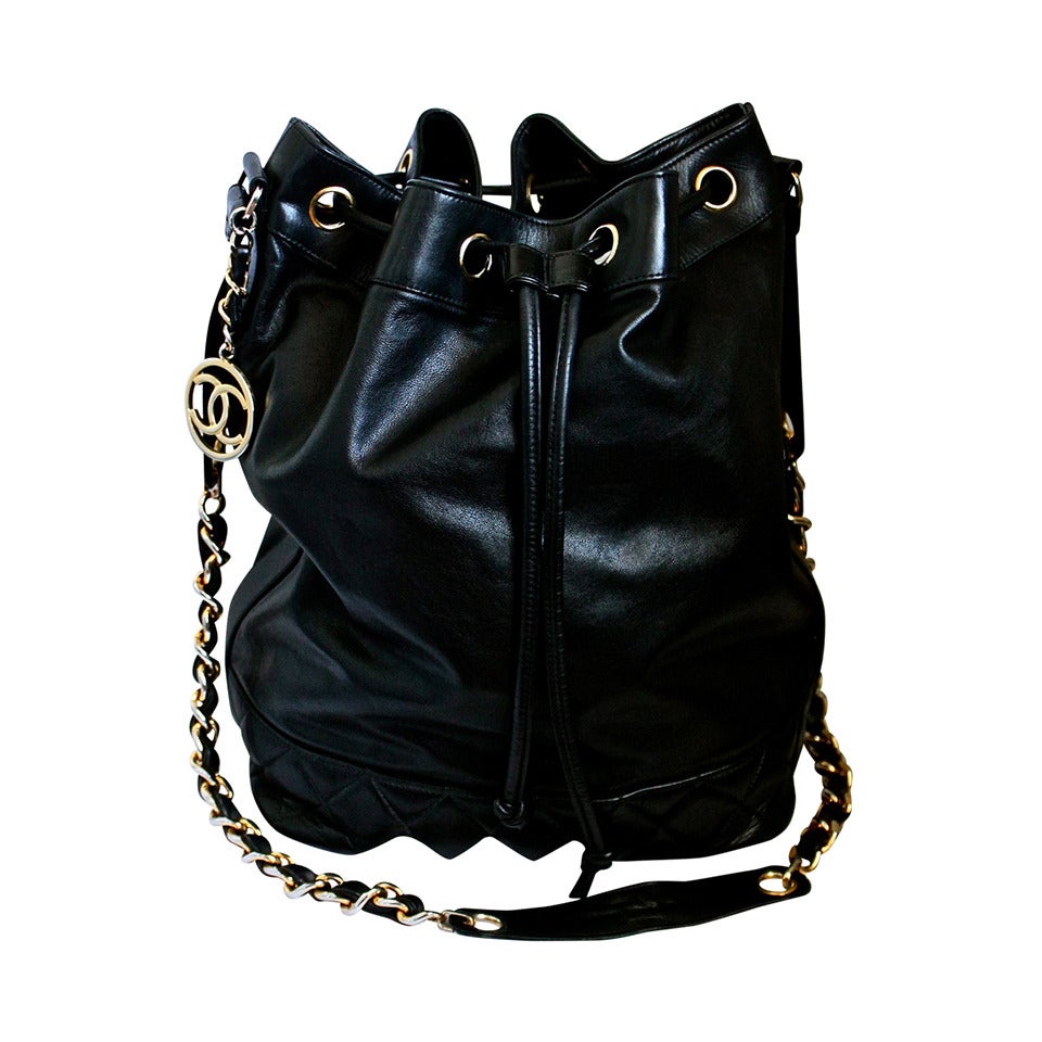 CHANEL XL black leather bucket bag with CC bottom - 1989