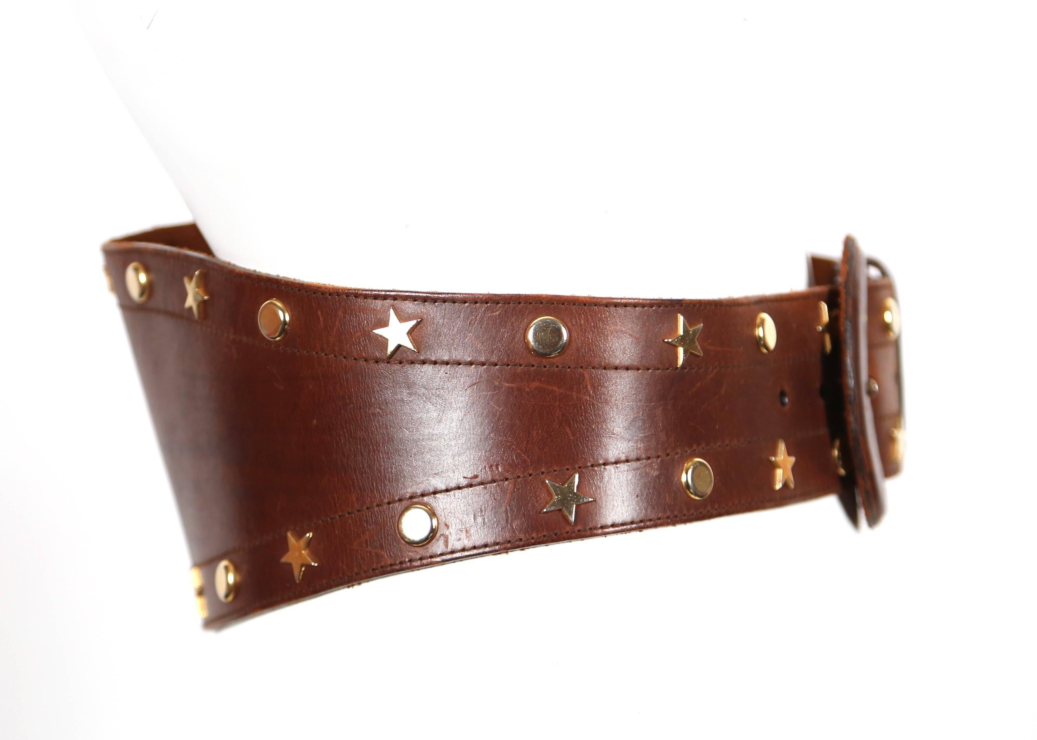 Marron Ceinture large en cuir marron avec étoile et clous circulaires dorés, années 1980