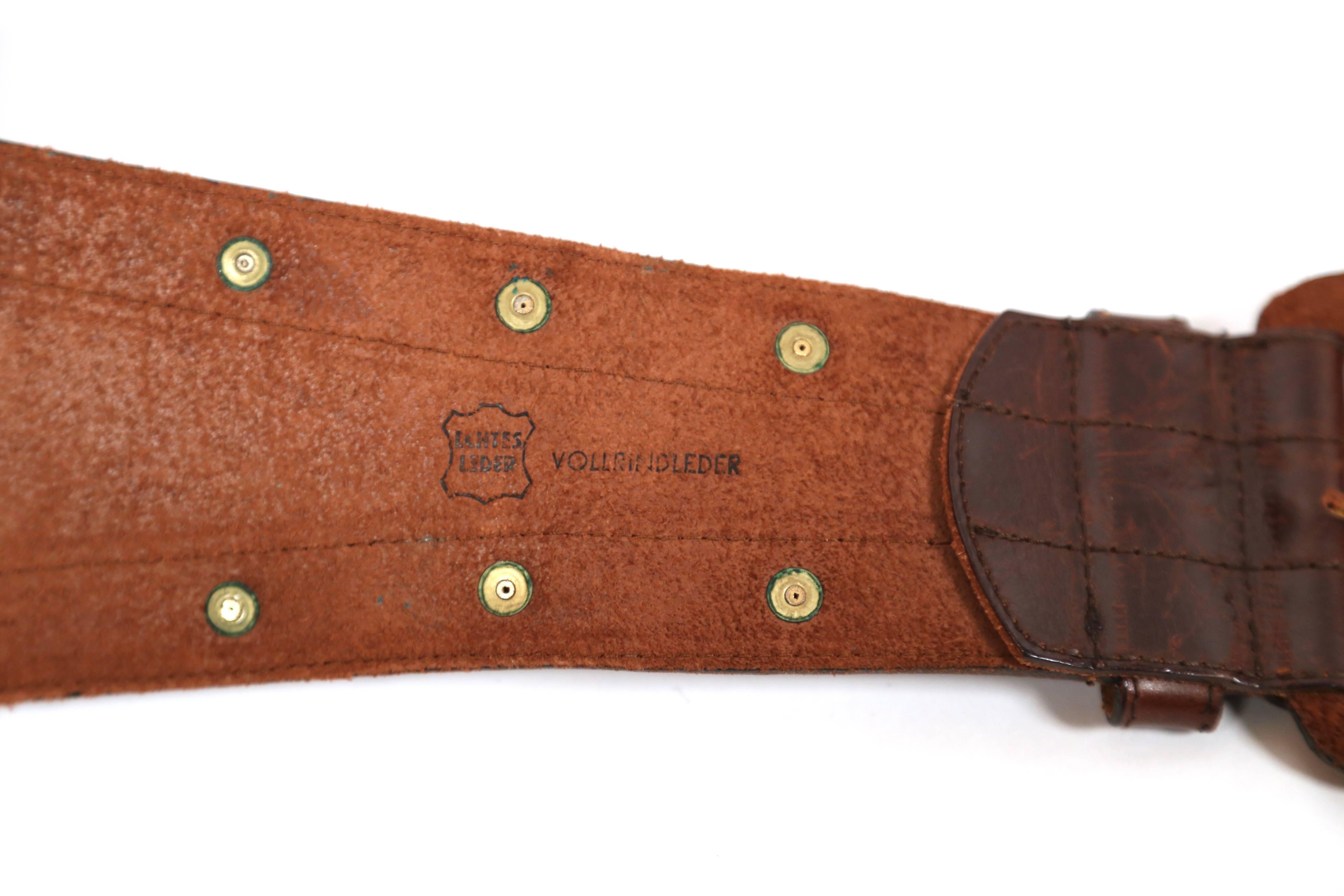 Ceinture large en cuir marron avec étoile et clous circulaires dorés, années 1980 1