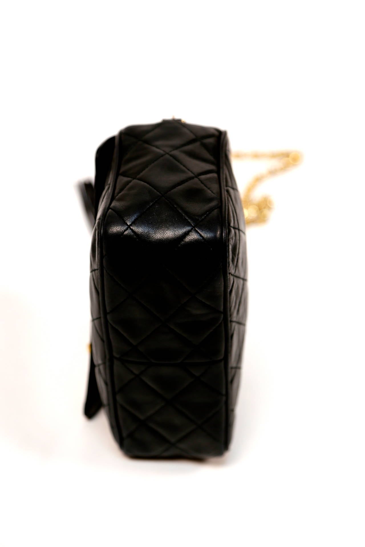 1990's CHANEL quilted black leather bag with CC turnlock and gilt chain In Excellent Condition In San Fransisco, CA
