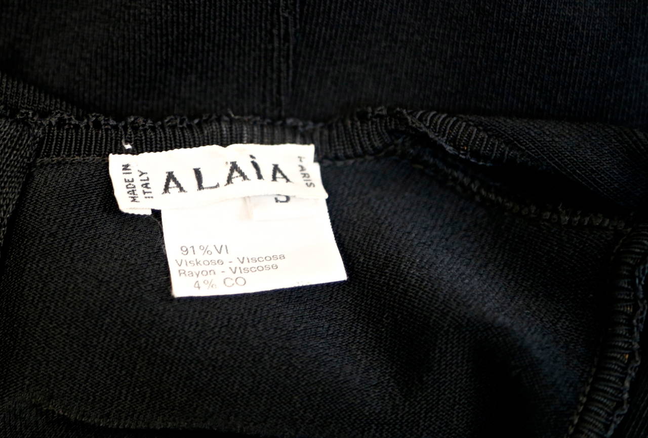 De las mujeres 1990 AZZEDINE ALAIA vestido negro sin mangas y bajo con volantes en venta