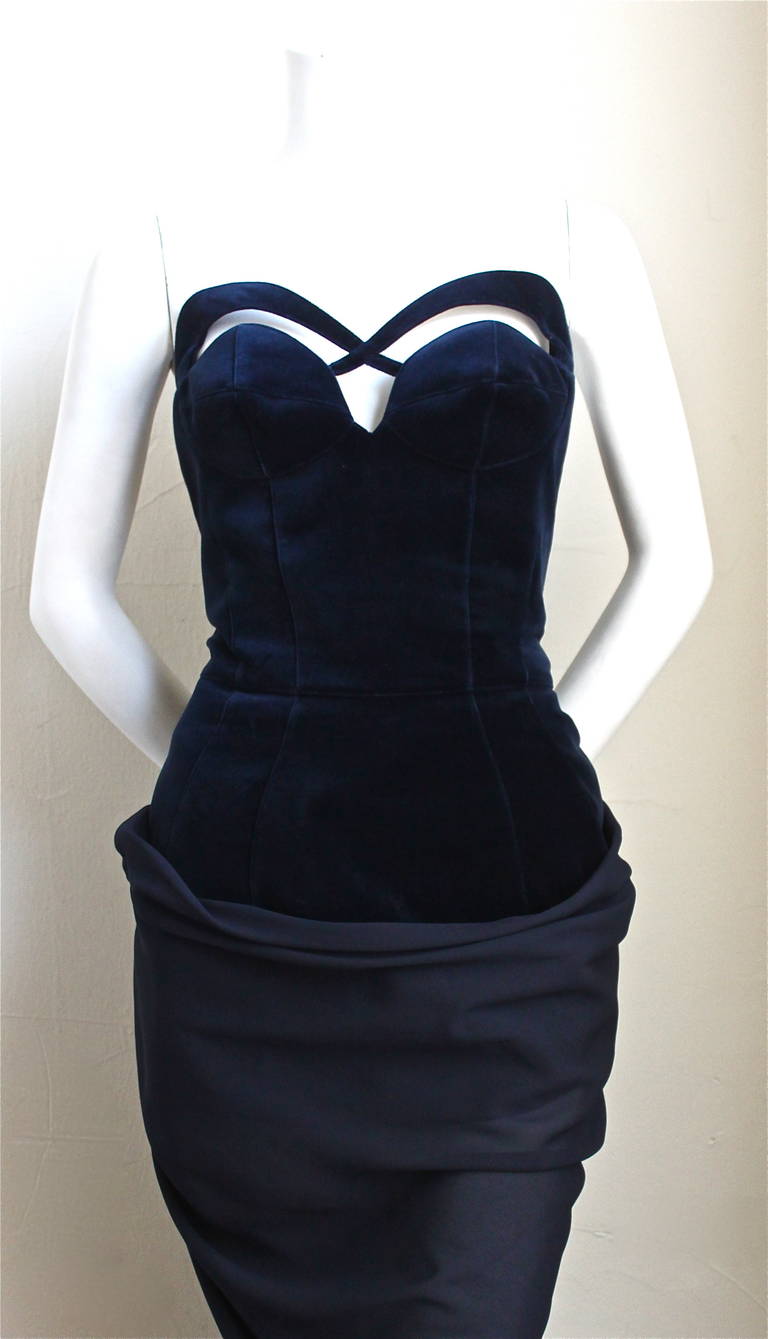 Très rare robe en velours bleu nuit avec buste en georgette de Thierry Mugler datant de 1992.  La robe est munie d'un body que l'on enfile et d'un corsage très structuré. Etiqueté taille 42 français. Mesures approximatives : buste 37
