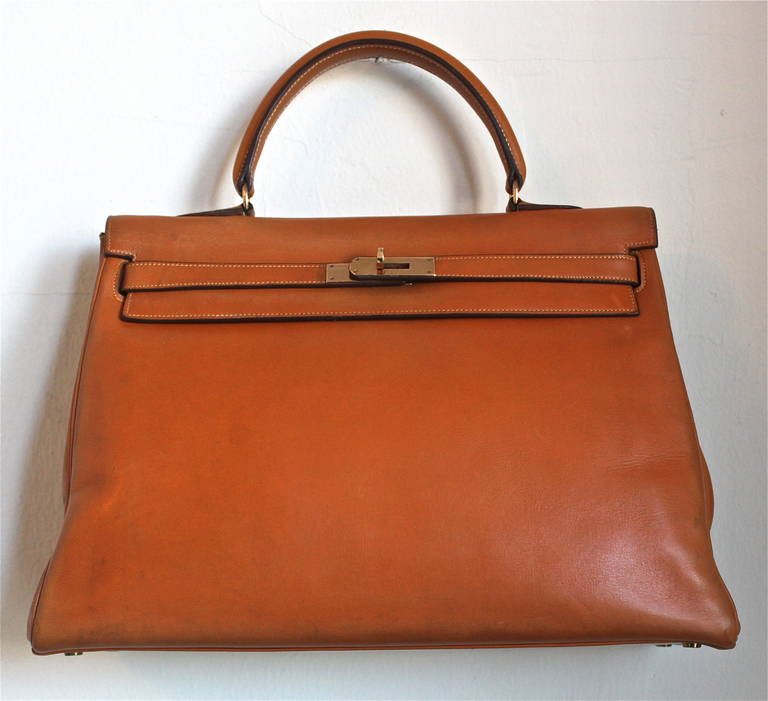 Very rare Hermes Kelly retourne bag in gold box leather with gold hardware. 35 cm size. Blind-stamp A which corresponds to year 1945. The leather has developed a beautiful rich patina, something that is only achievable over time. A true classic. Bag