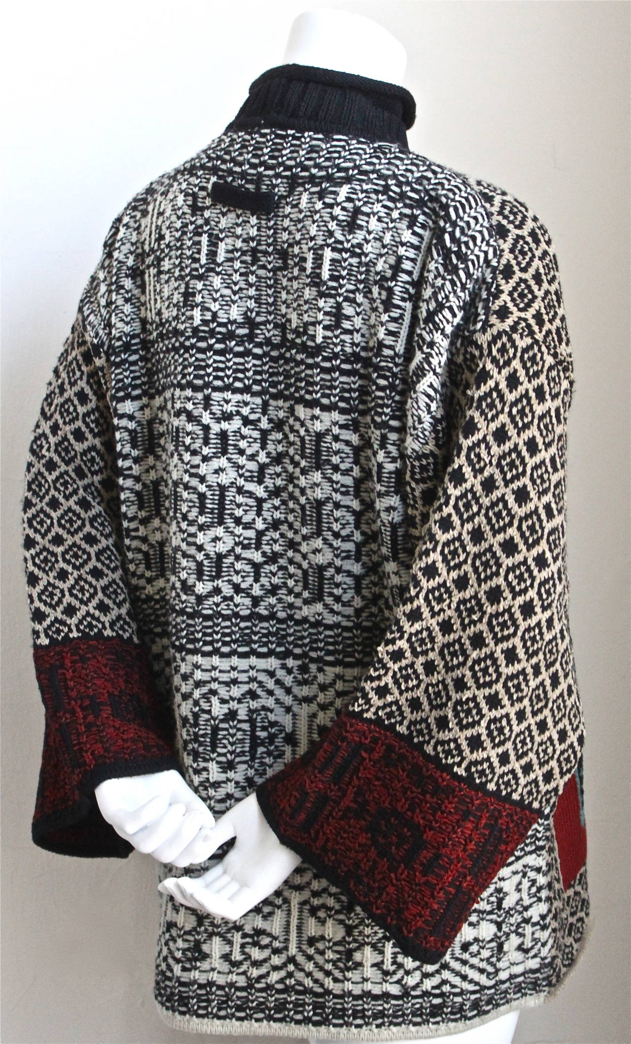 Très rare pull en maille chenille et laine avec patch tissé conçu par Jean Paul Gaultier datant de 1994 tel que vu lors de son défilé 'Le Grande Voyage'. Labellisée taille M. Mesures approximatives : épaule tombante 24