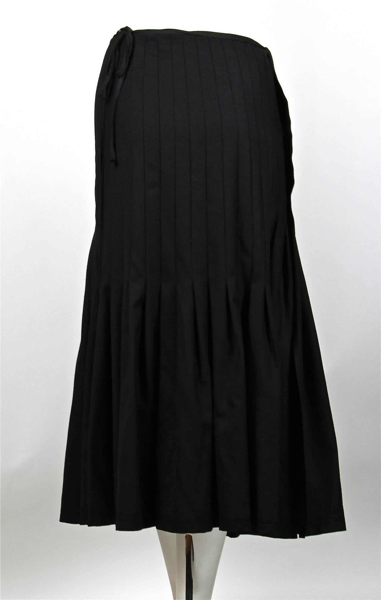 YOHJI YAMAMOTO black wool pleated wrap skirt with front pocket In New Condition In San Fransisco, CA