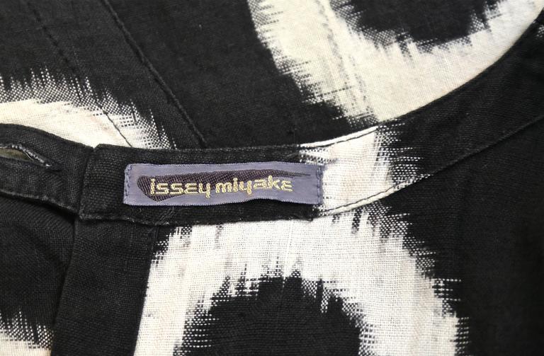 1986 ISSEY MIYAKE black circular Ikat woven cotton day dress For Sale ...