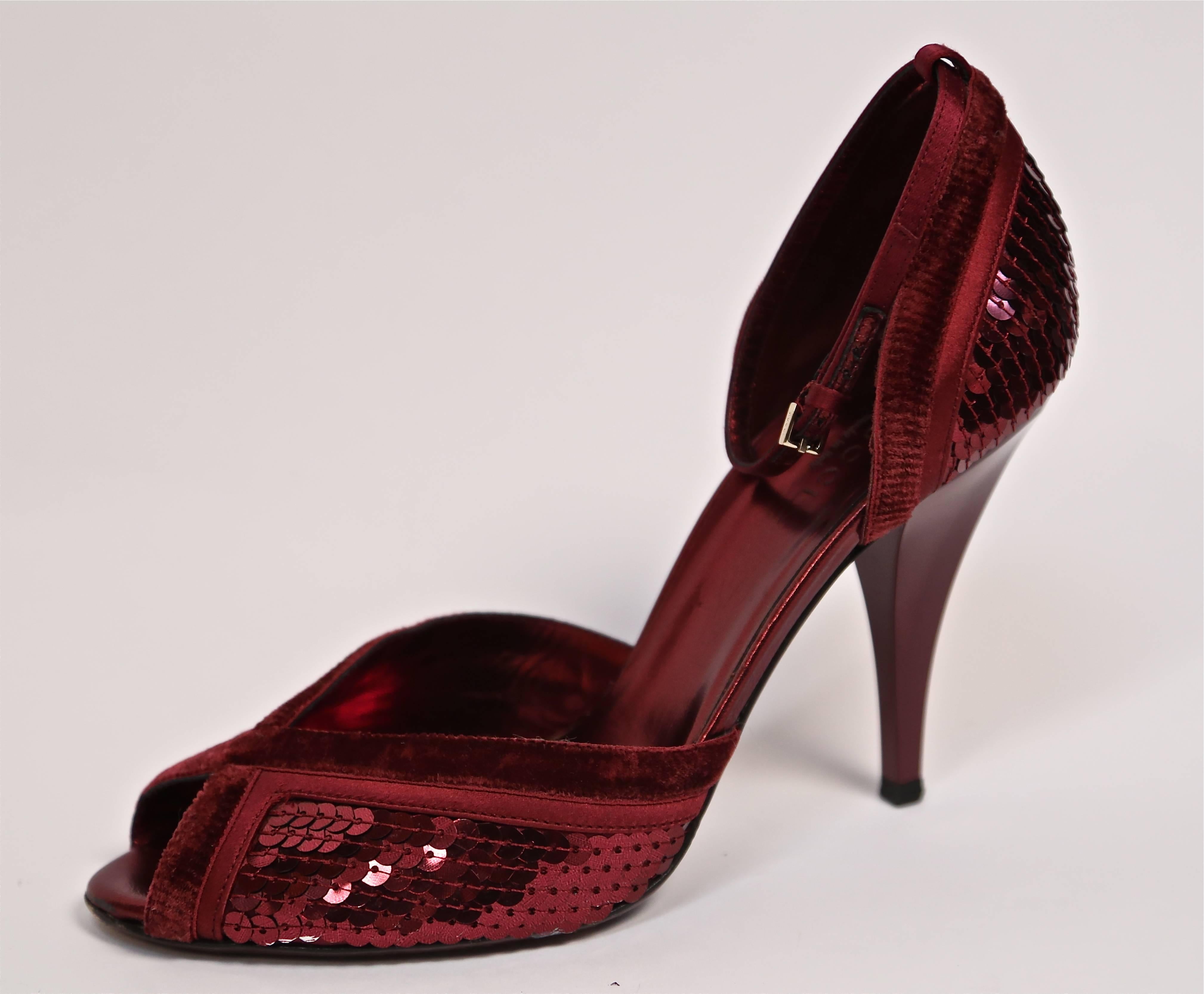Burgundy velvet and sequined heels designed by Tom Ford for Gucci. Size 8B. Approximate measurements: length 10.25