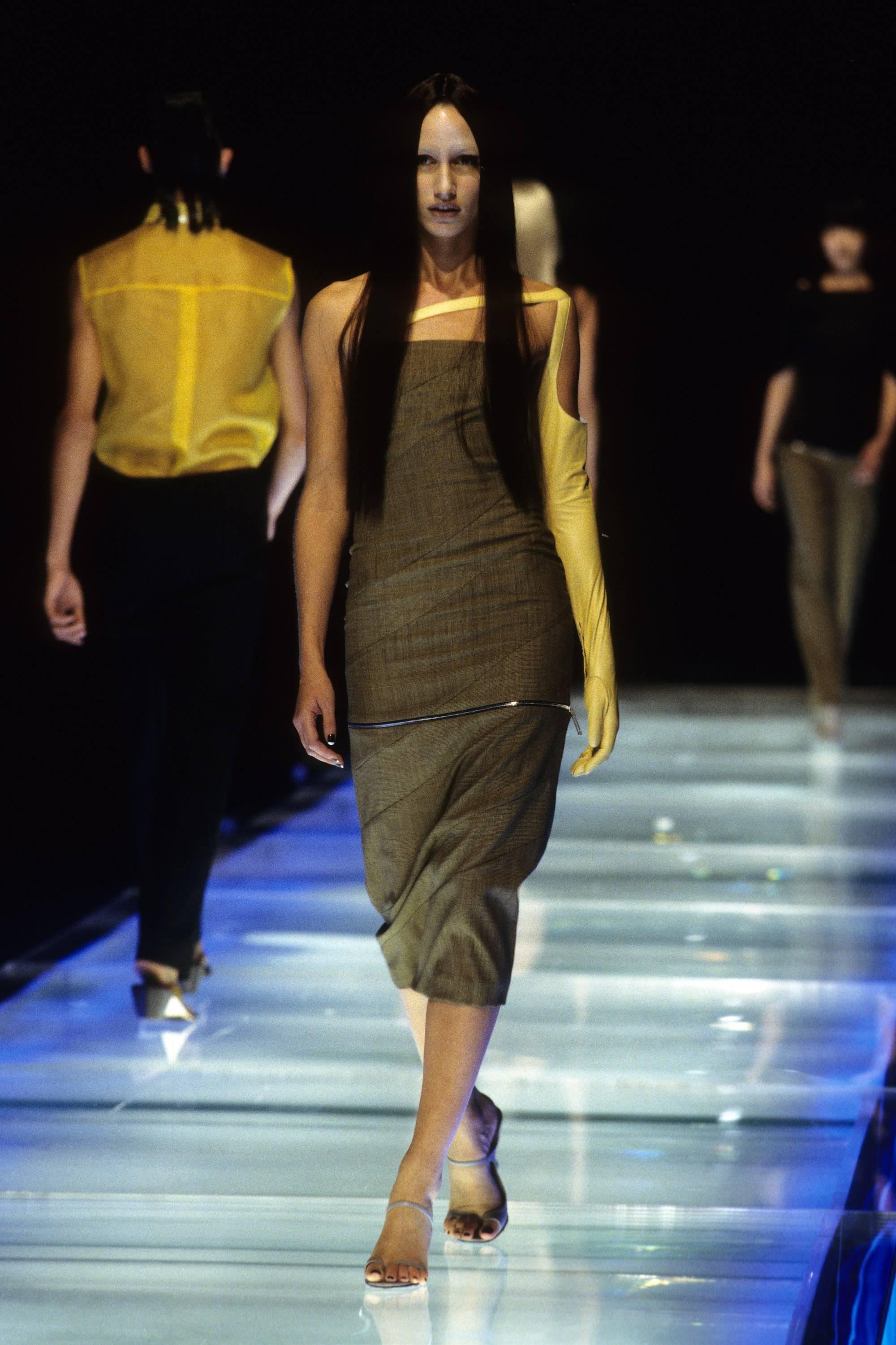 runway 1998 ALEXANDER MCQUEEN strapless houndstooth dress with zippered hemline In Excellent Condition In San Fransisco, CA