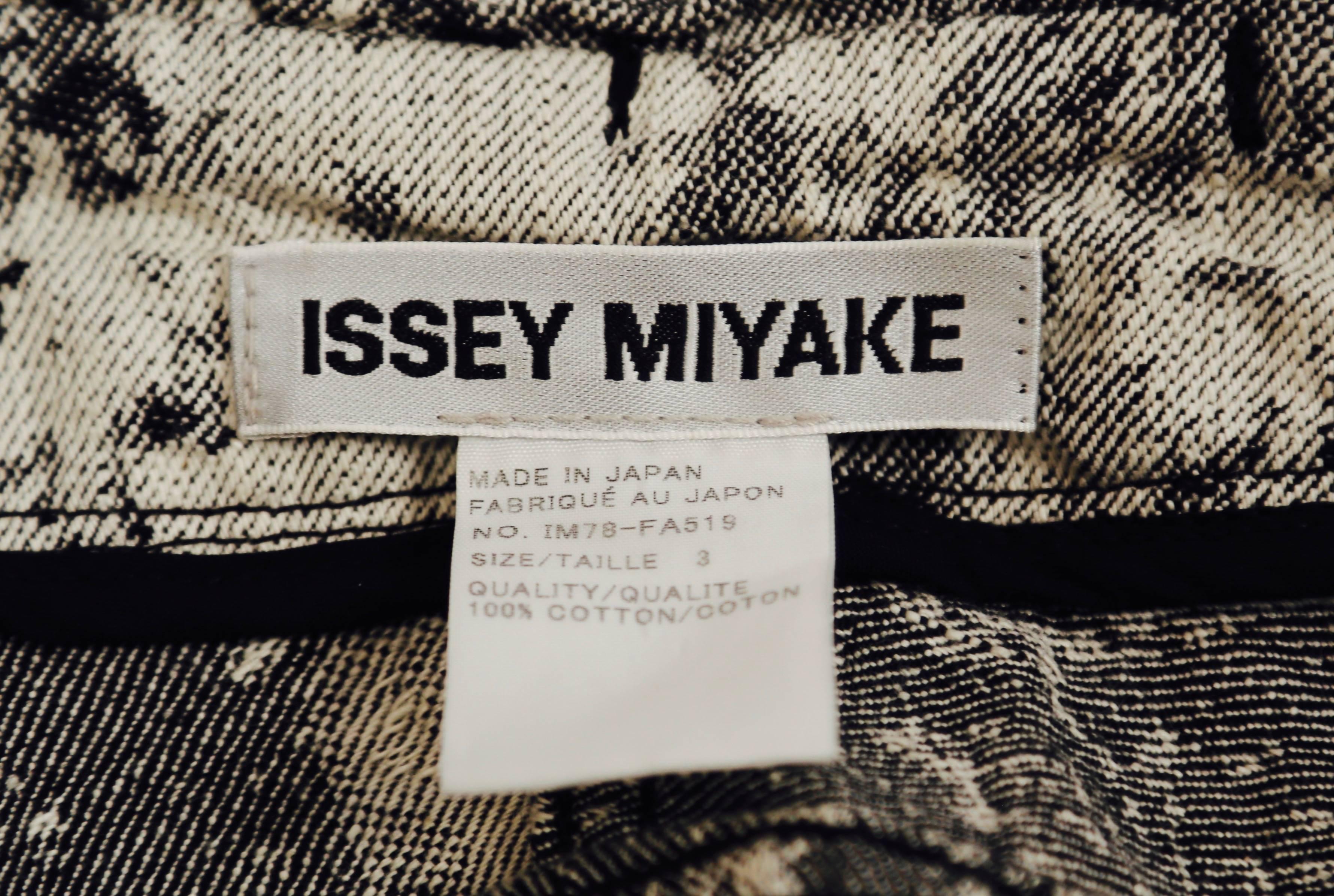 1990's ISSEY MIYAKE woven cotton coat with ruched collar In Excellent Condition In San Fransisco, CA