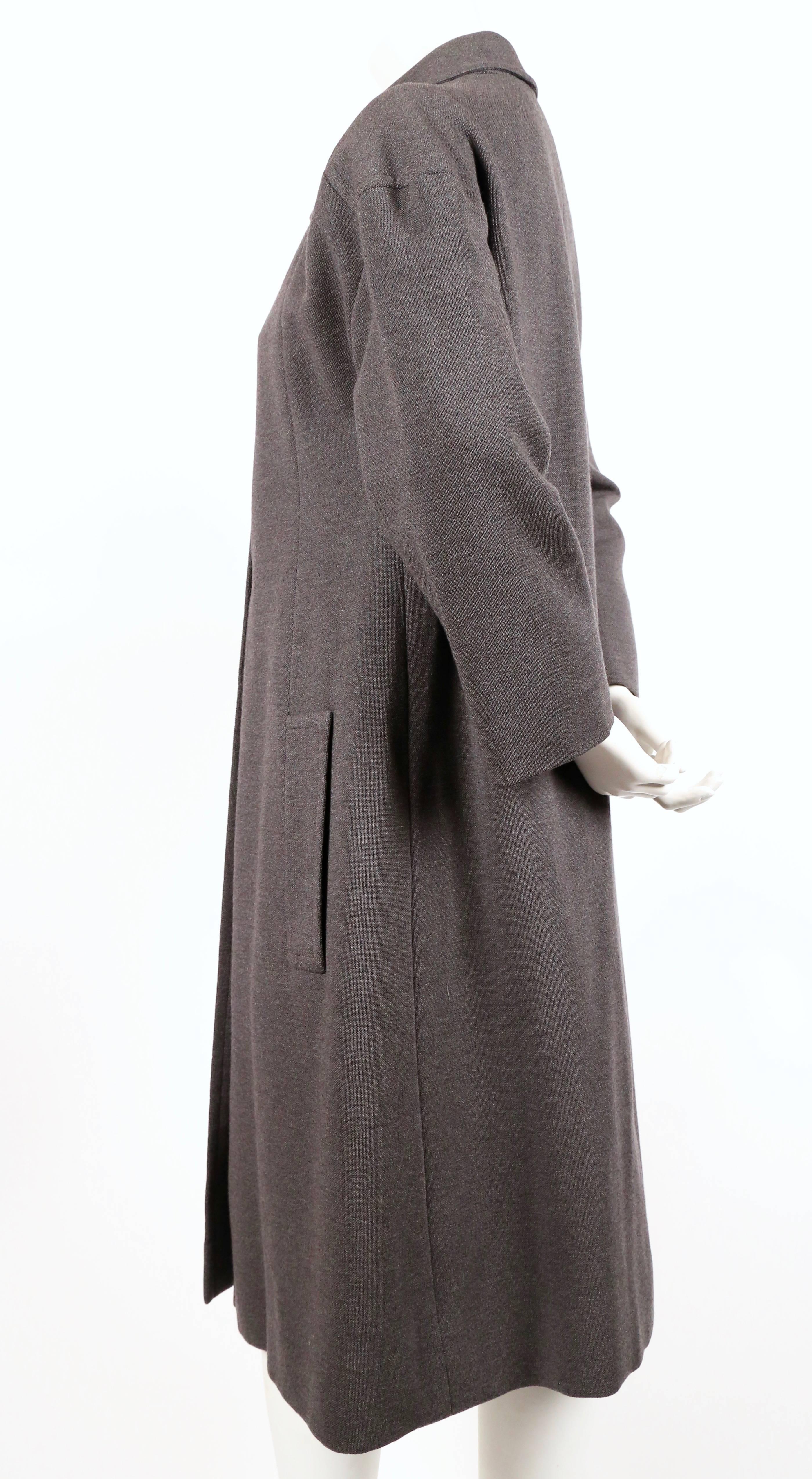 Manteau couture en laine gris anthracite d'Yves Saint Laurent datant des années 1960. Tous les détails que l'on attend d'un vêtement de couture. Les mesures approximatives sont : buste 40