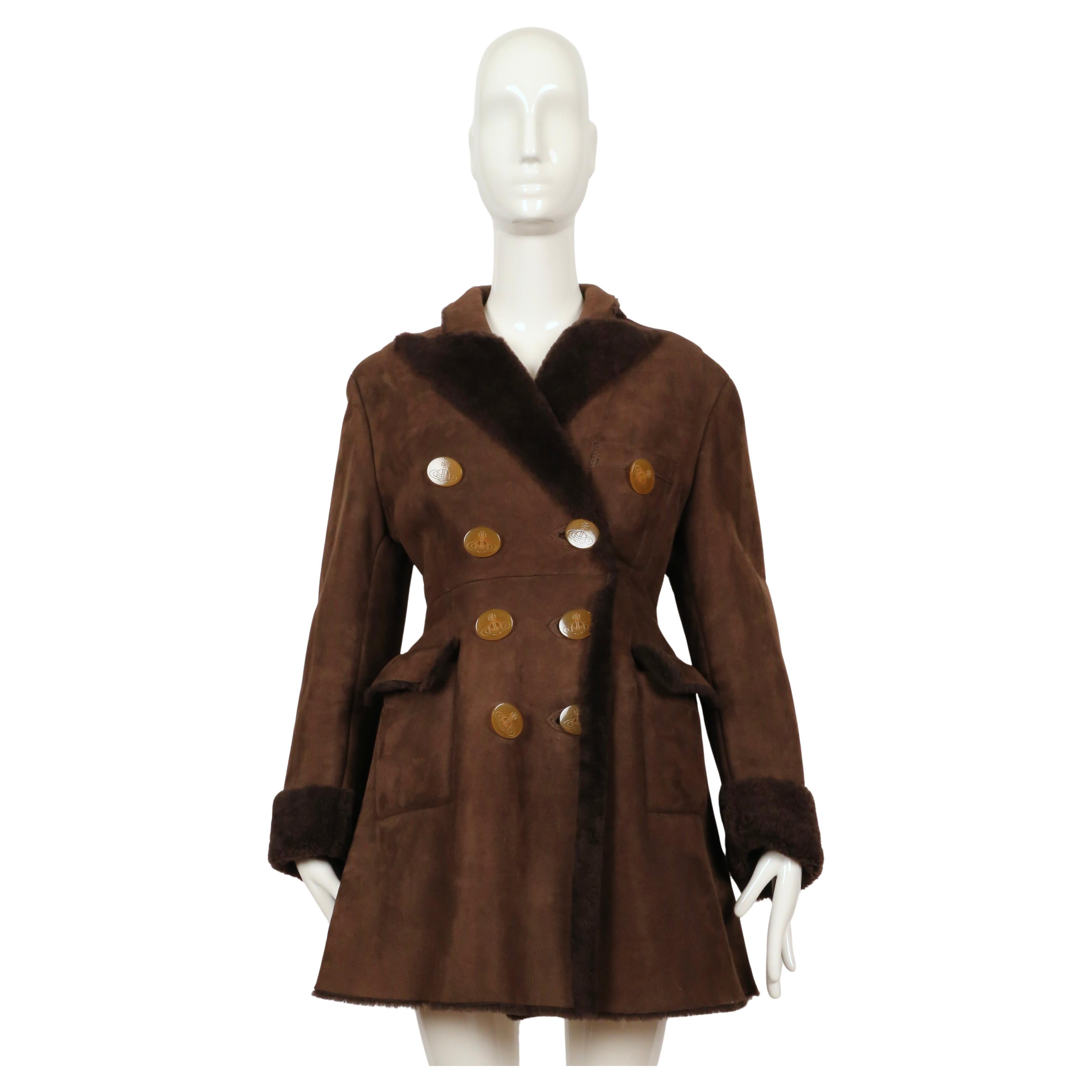 Ricco cappotto in shearling marrone con i caratteristici bottoni a forma di orbita disegnati da Vivienne Westwood. Circa 1994.  Il Coates ha una silhouette davvero fantastica con la sua vestibilità sartoriale 