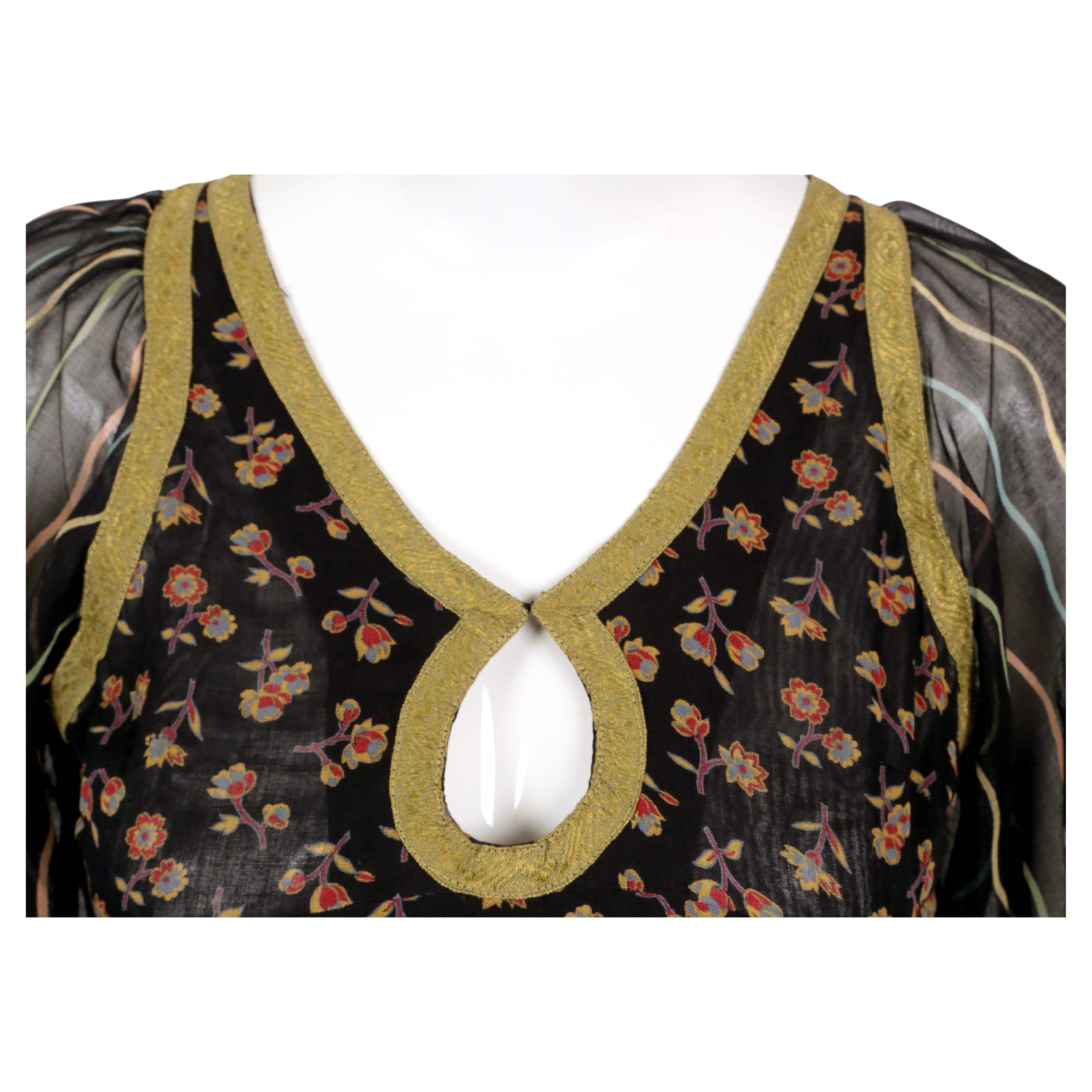 1971 THEA PORTER Langer geblümter Mantel mit Metallschleife Damen im Angebot