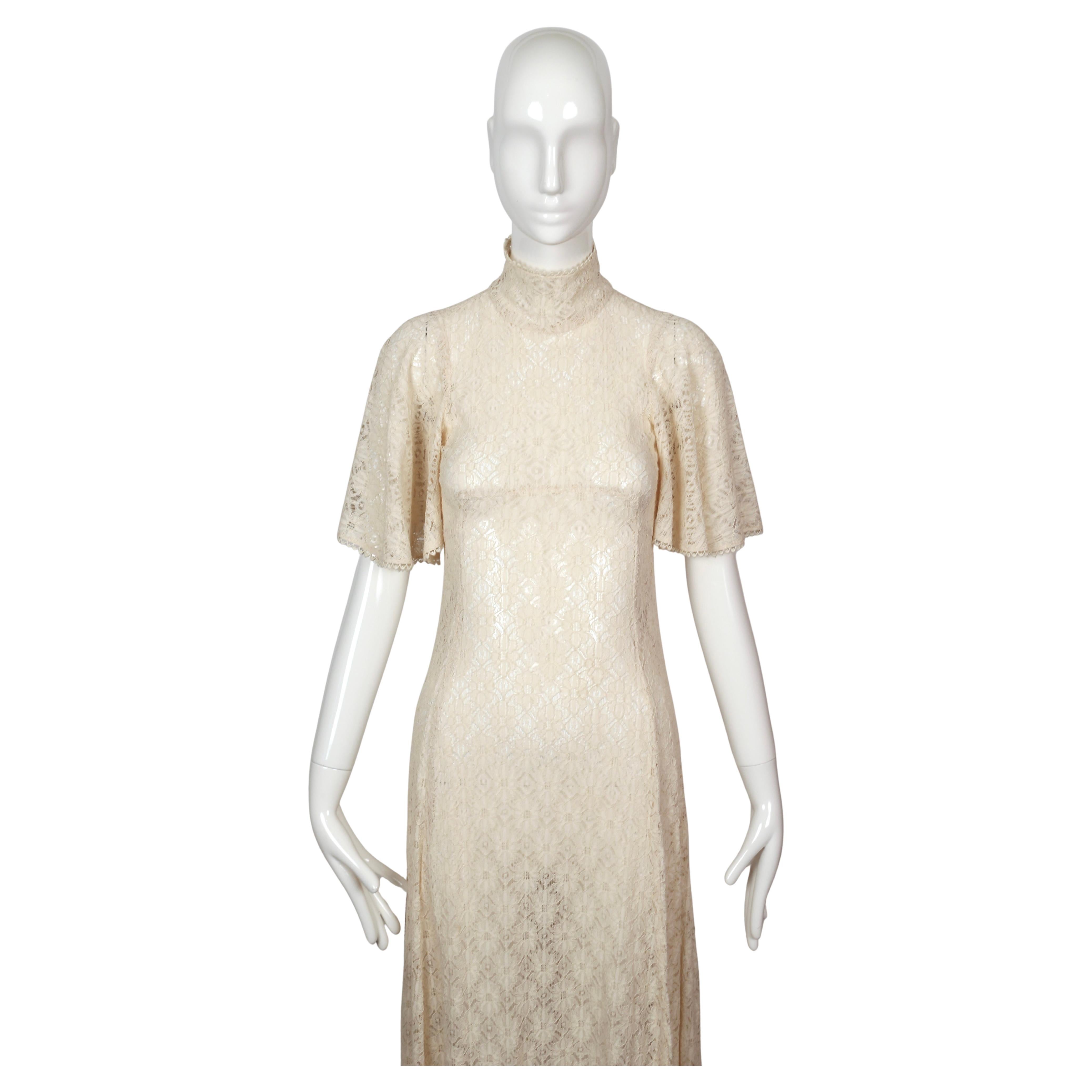 Très rare, romantique, robe en dentelle crème dessinée par Barbara Hulanicki pour Biba datant de 1969. Confectionnée en dentelle avec un délicat motif floral, cette robe présente un col montant et des manches coudées légèrement évasées. Le corsage