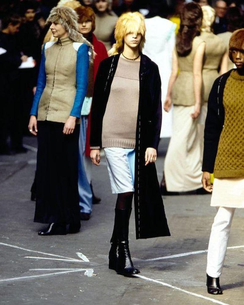 1997 MARTIN MARGIELA pull-over RUNWAY noir en jauge fine avec manches asymétriques en vente 11