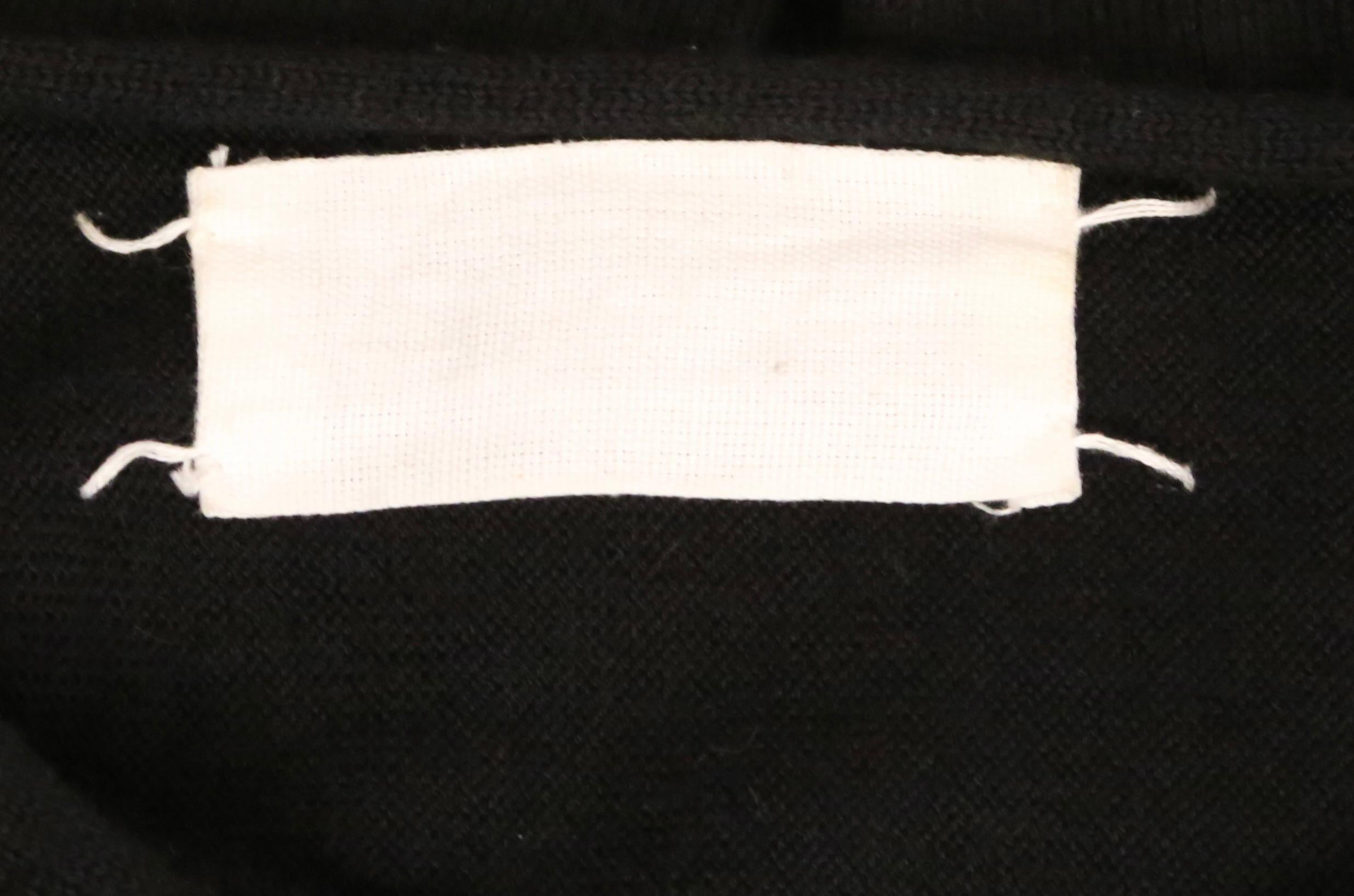 1997 MARTIN MARGIELA pull-over RUNWAY noir en jauge fine avec manches asymétriques en vente 6